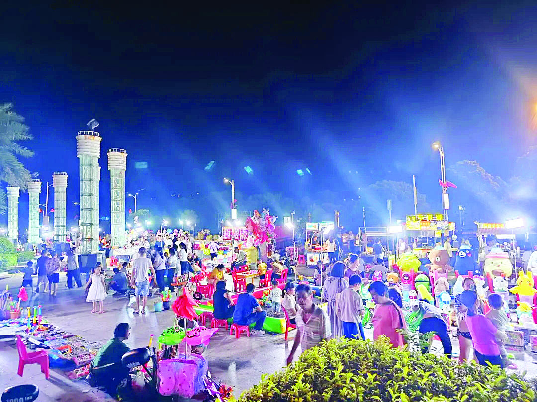     平山街道发力发展夜间经济，夜晚的平山烟火味十足。