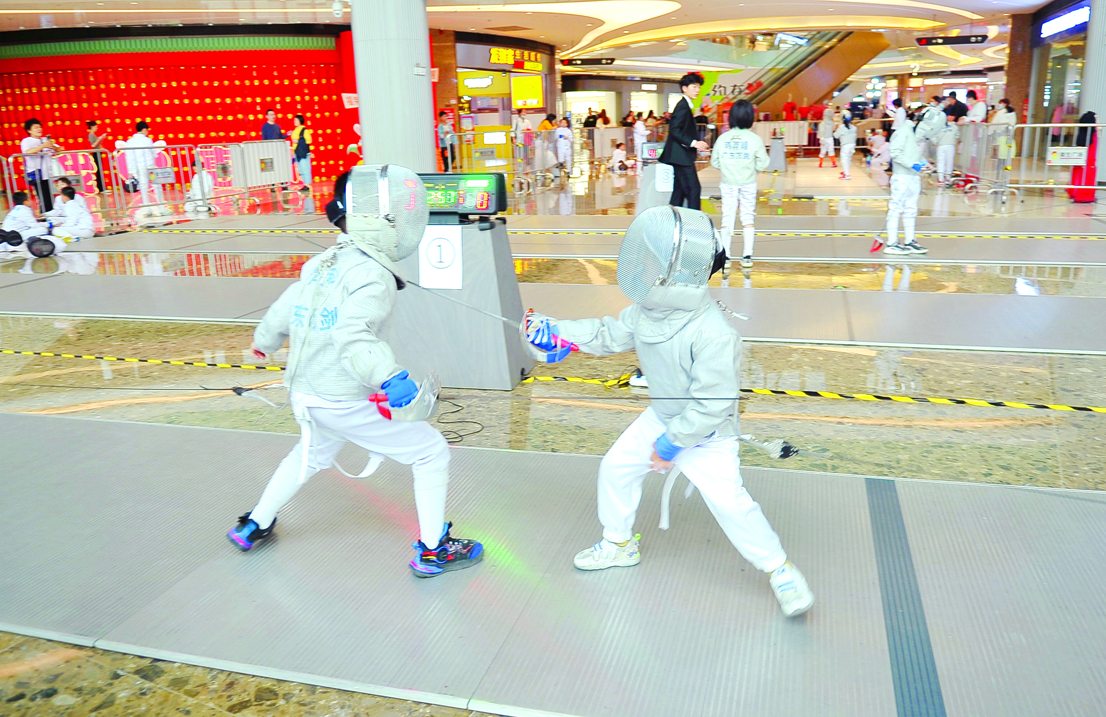     击剑运动受到越来越多孩子的喜欢。