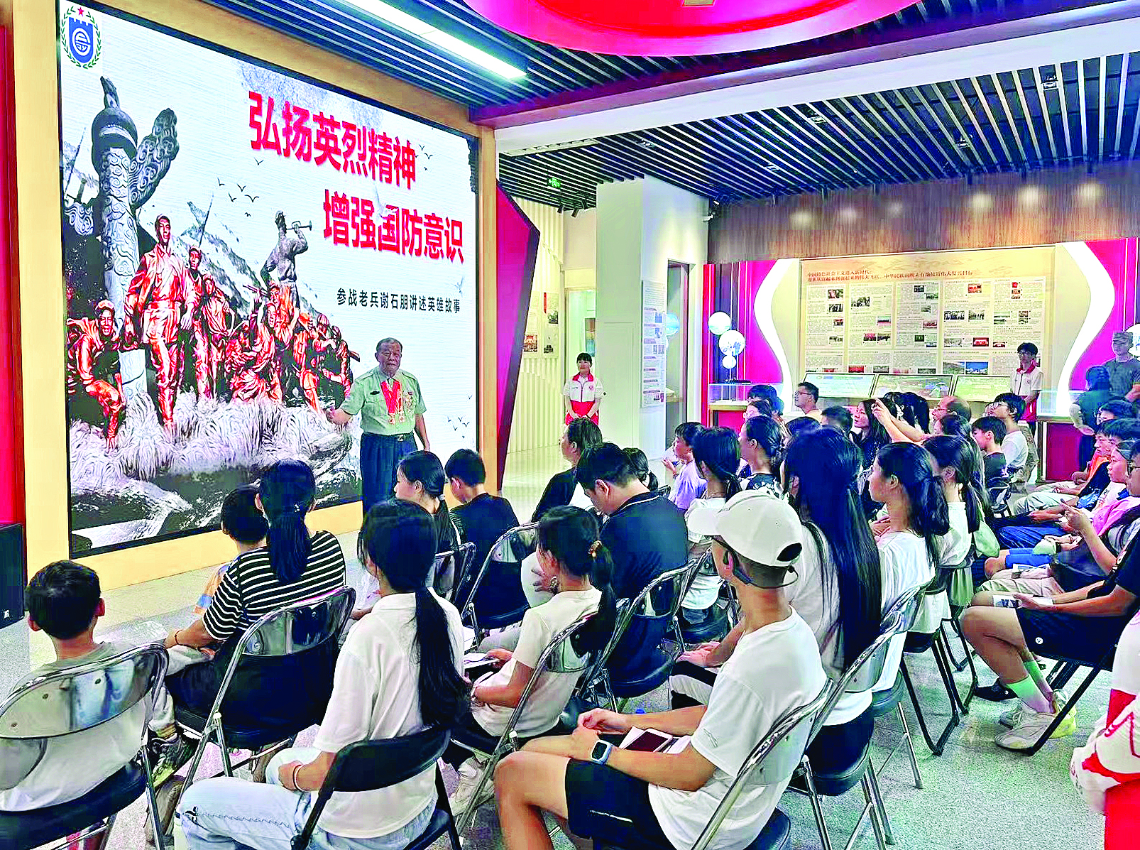     谢石朋老英雄回忆当年的烽火岁月。