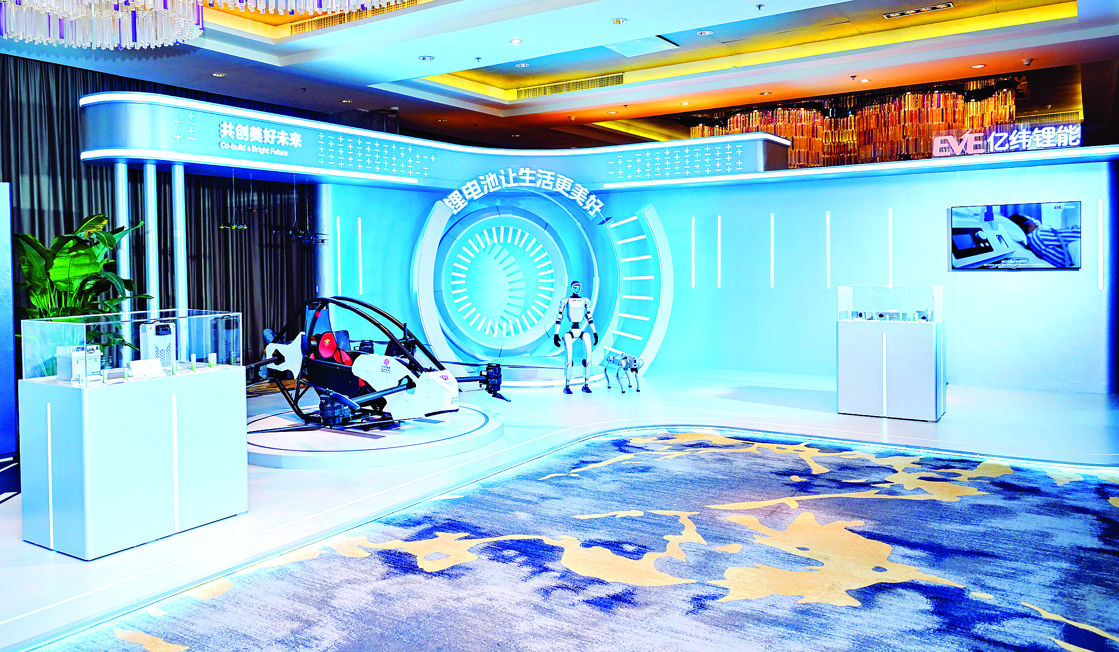     亿纬锂能展示系列最新产品。惠州日报记者刘乙端 实习生彭志恒 通讯员殷弘 摄