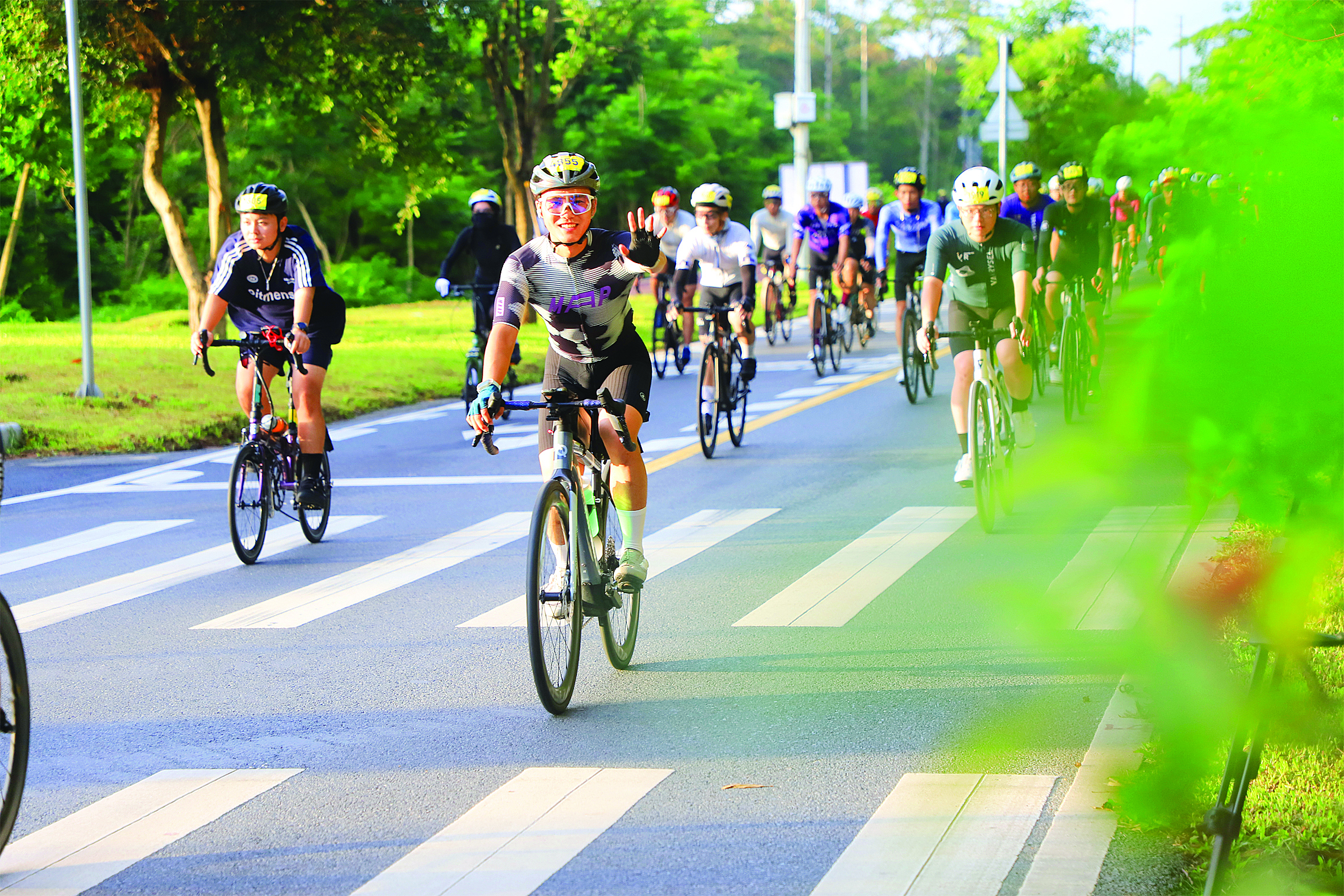     骑友在218最美公路上骑行。 惠州日报记者李燕文 摄