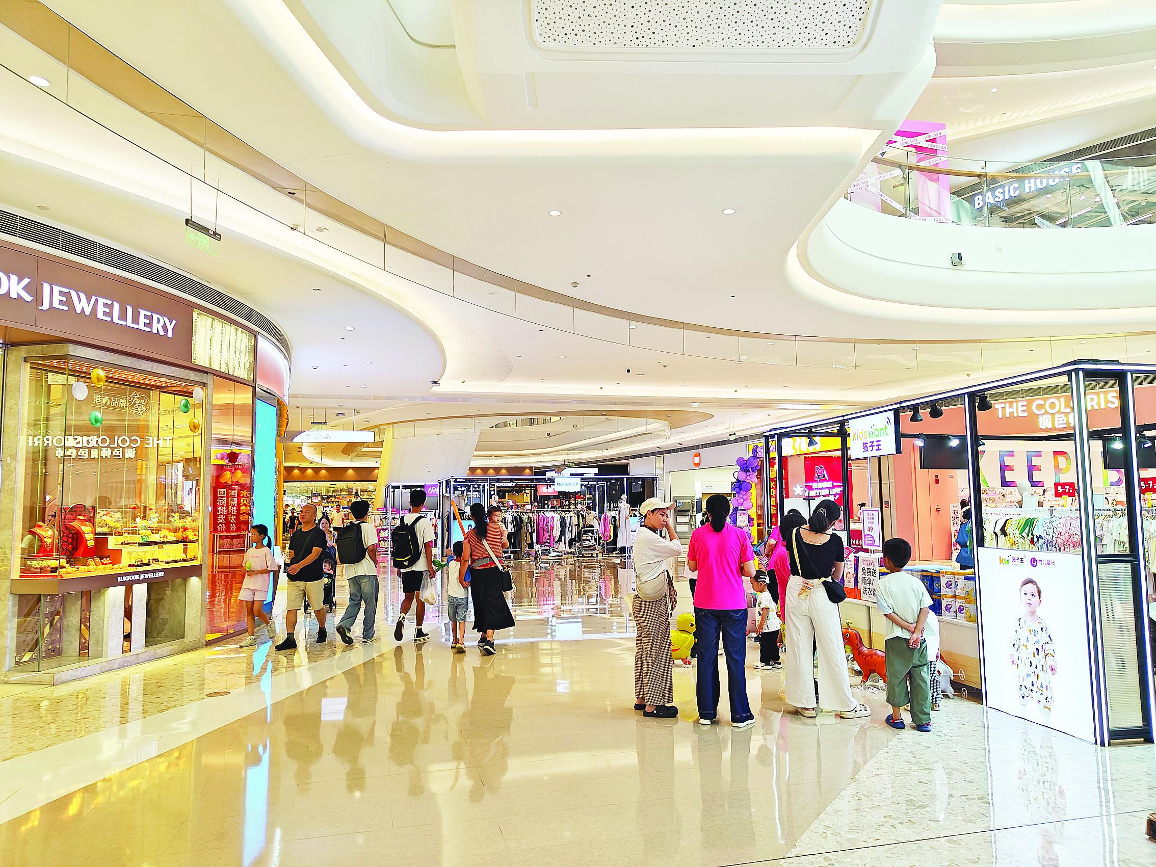     市民在逛商场。 惠州日报记者刘炜炜 摄