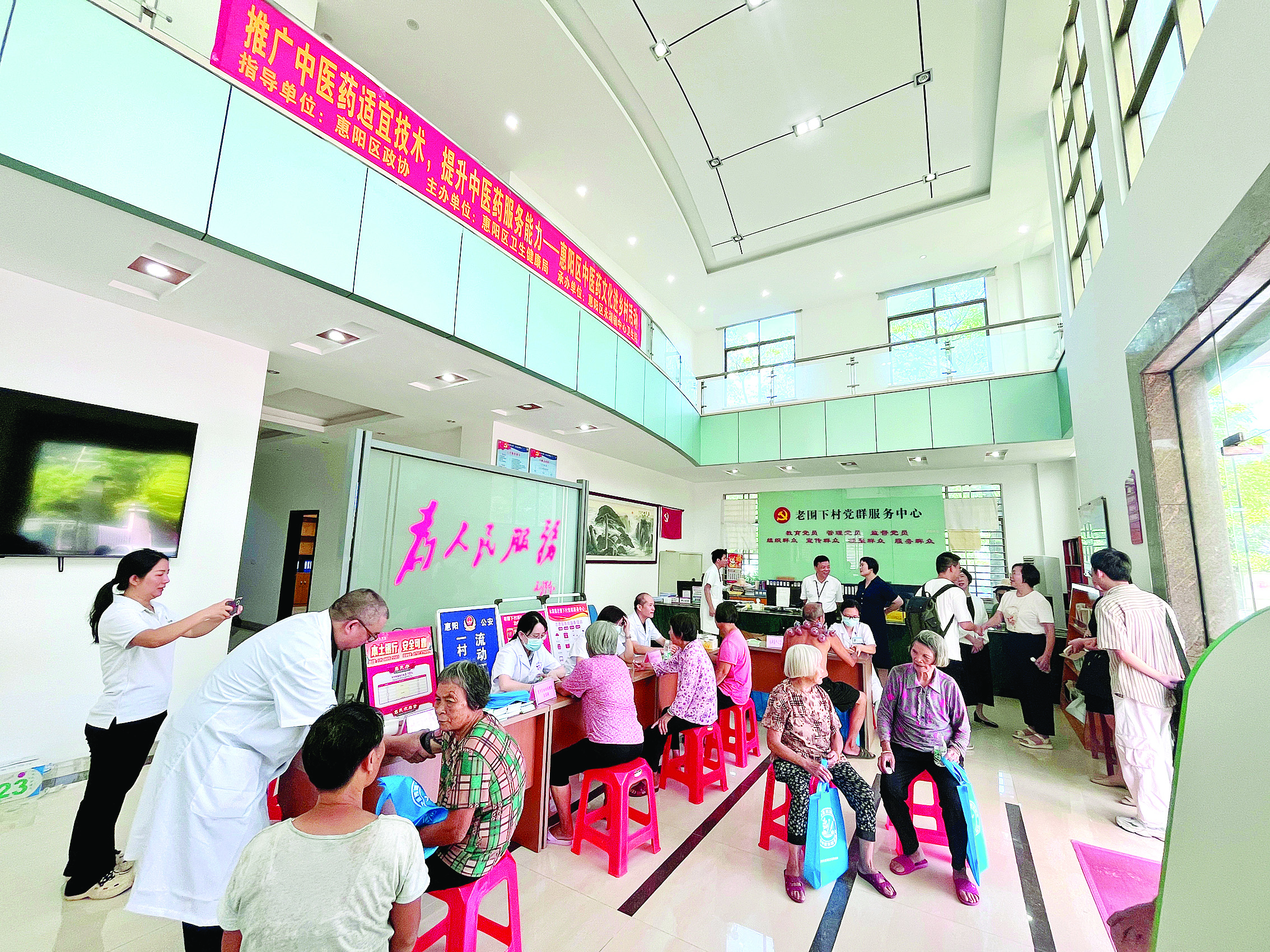     中医专家团队走进永湖镇，为群众提供正骨、艾灸、中药茶饮与智能中医服务。