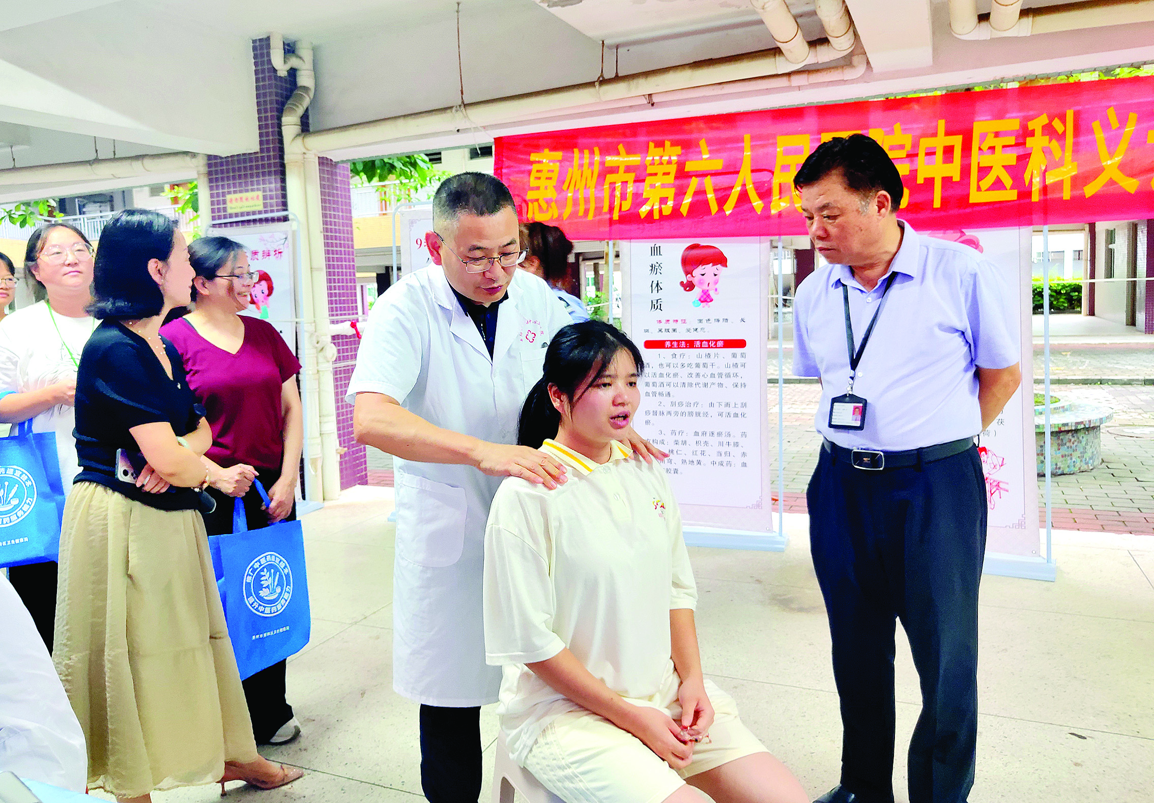     中医专家团队走进惠阳区沙田镇企业，为300余名职工提供中医诊疗服务。