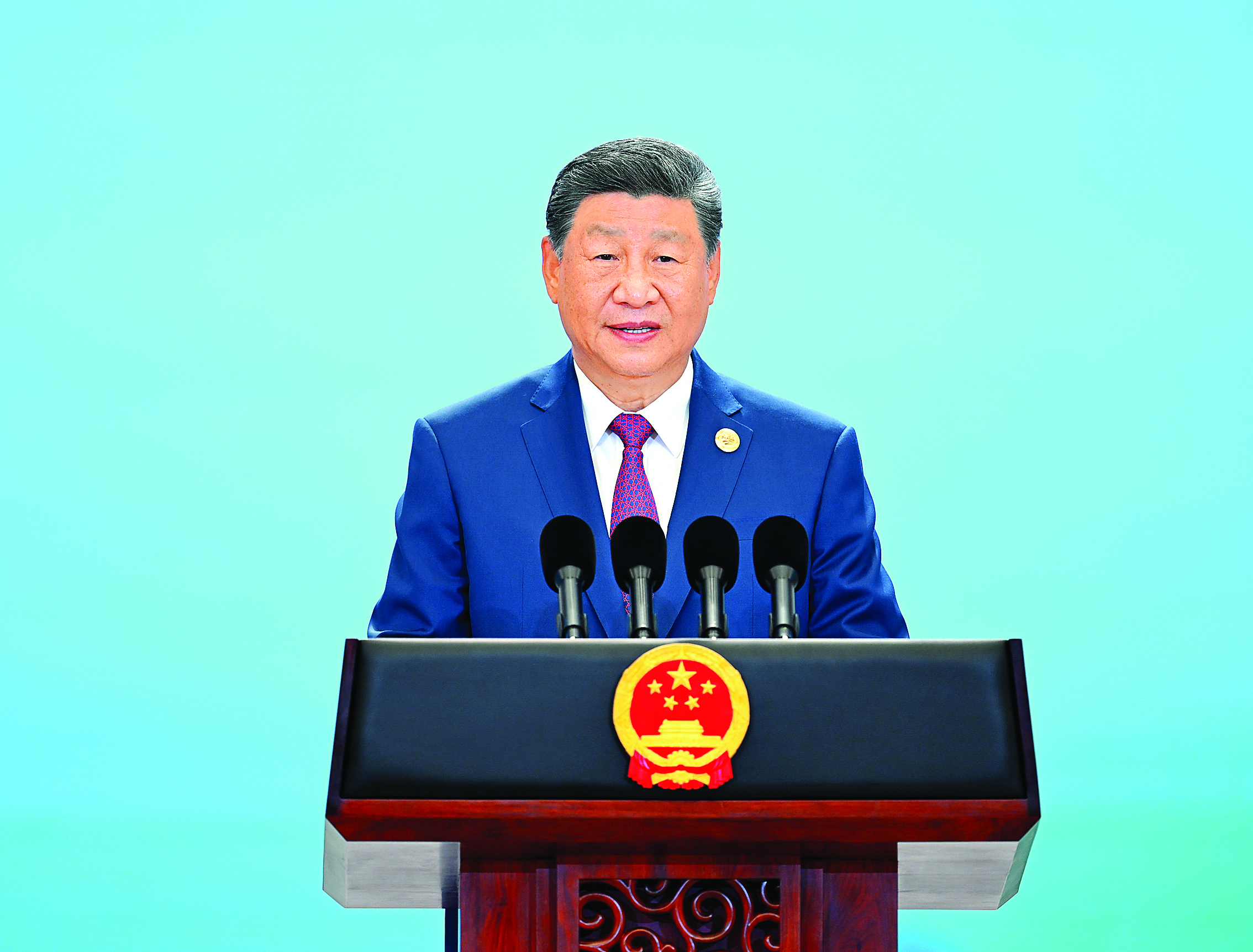     8月31日晚，国家主席习近平和夫人彭丽媛在天津梅江会展中心举行宴会，欢迎来华出席2025年上海合作组织峰会的国际贵宾。这是习近平发表致辞。新华社发