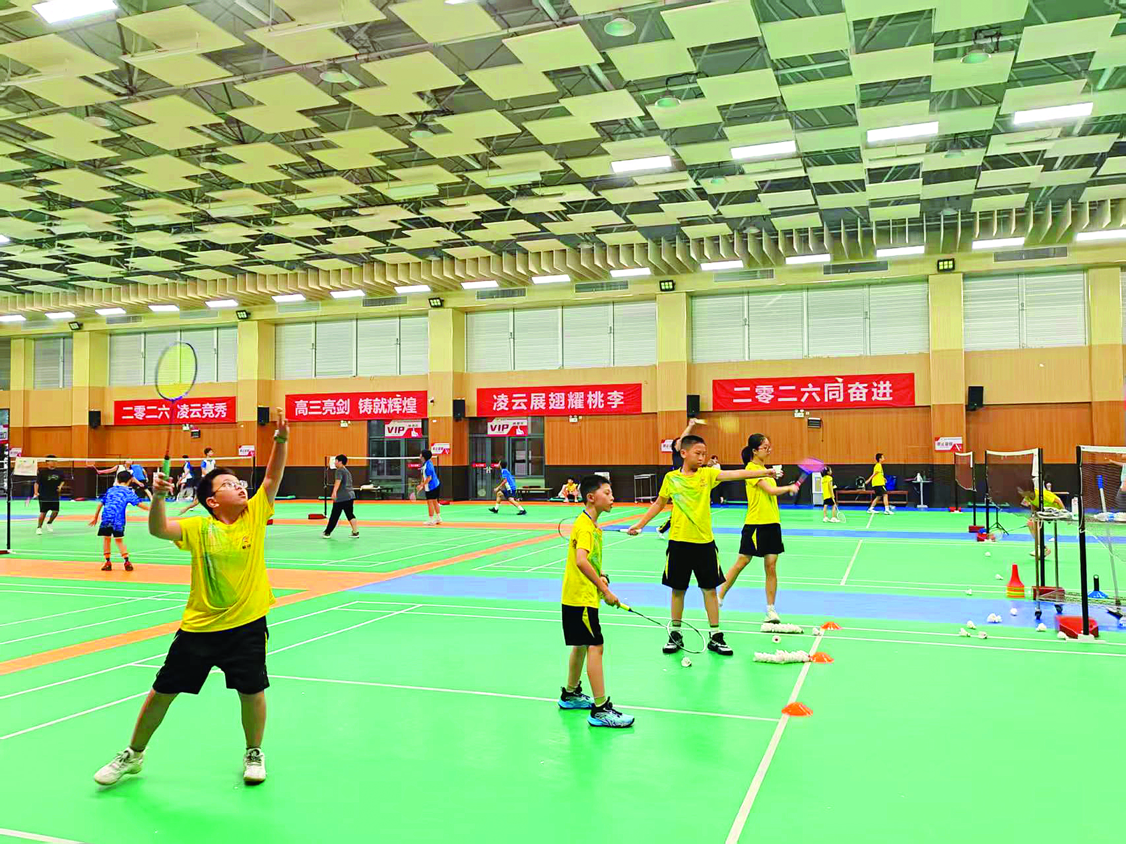     孩子们参加羽毛球培训。惠州日报记者马海菊 摄