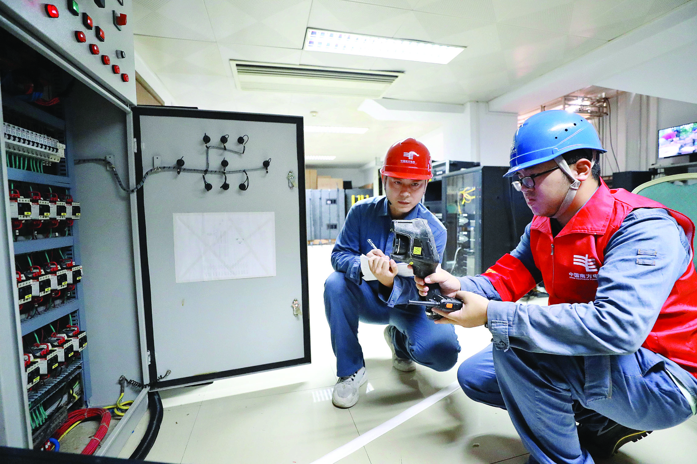     惠州供电工作人员检查设备运行状况。惠州日报记者杨建业 摄