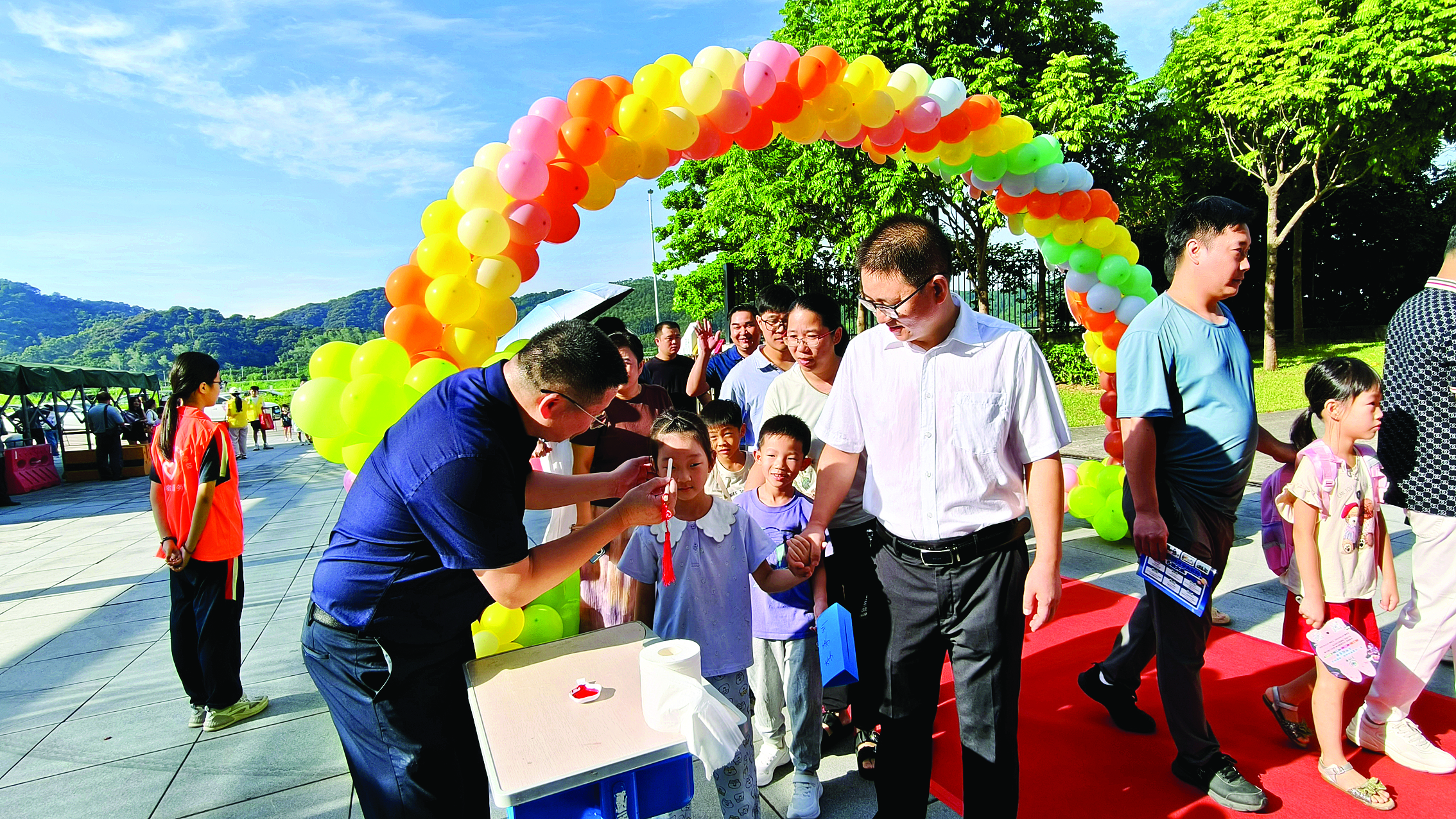     老师为新入学的孩子点朱砂。惠州日报记者李燕文 摄