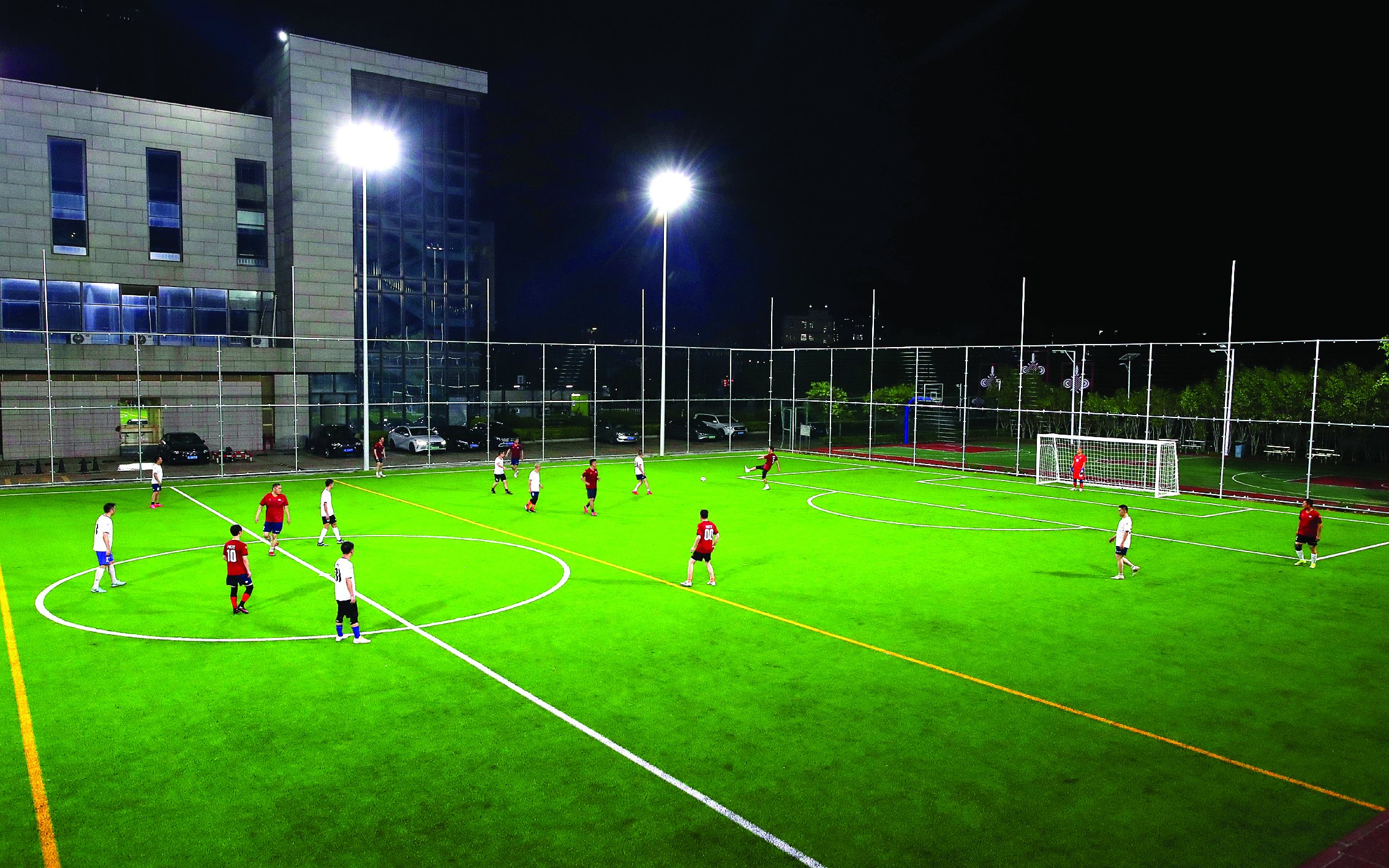     一群足球爱好者在惠州日报足球公园踢球。惠州日报记者钟畅新 摄