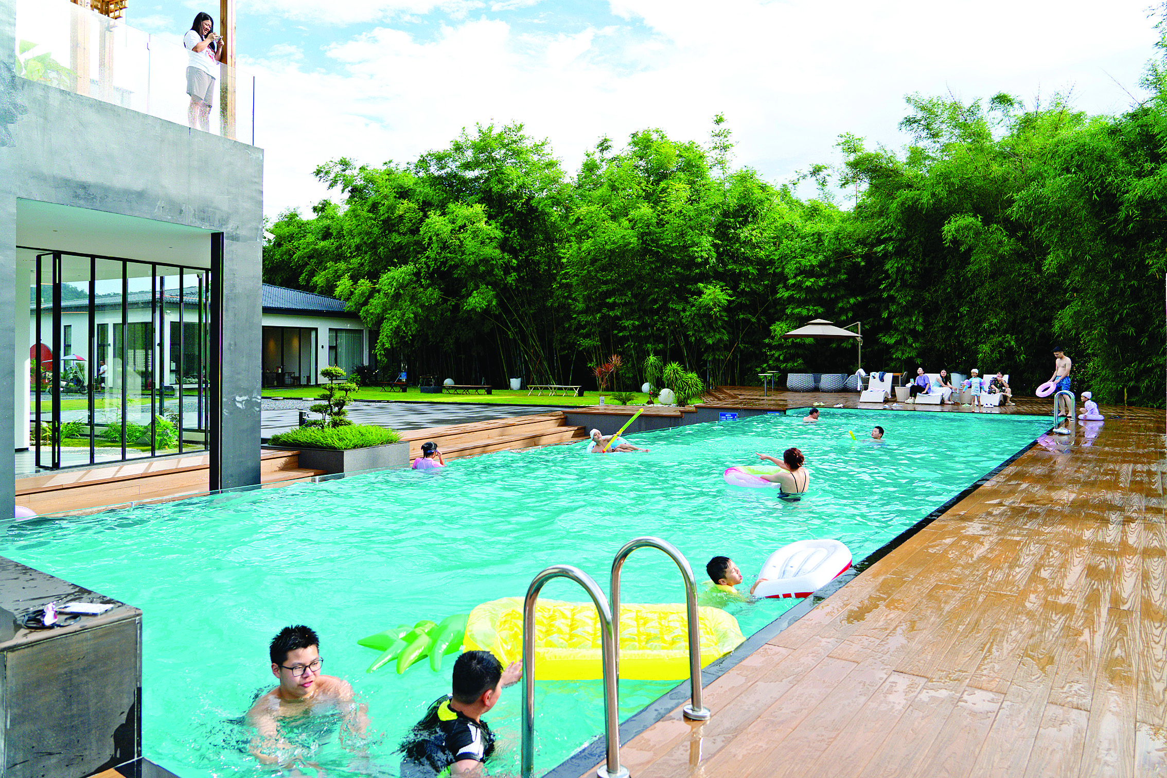     游客在龙华镇民宿游玩。