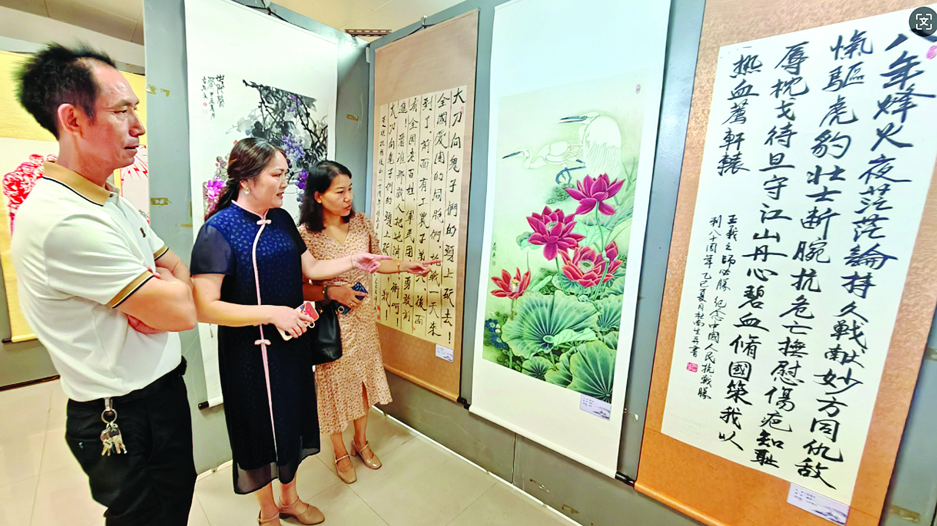     市民在看书画摄影作品展。惠州日报记者骆国红 摄