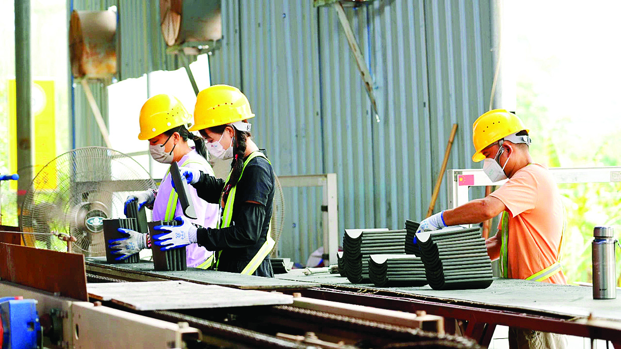     龙门县古建筑材料厂生产车间。本组图片 惠州日报记者黄宇翔 通讯员龙融心 摄