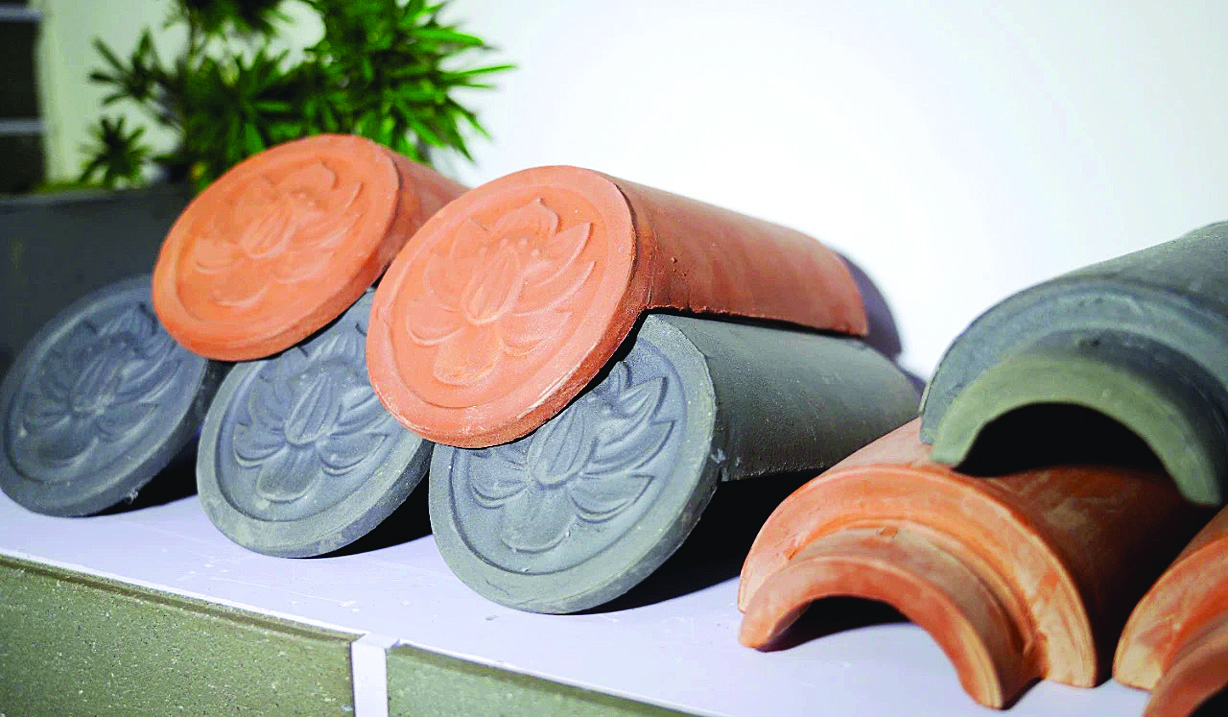     “微型瓦当摆件”等文创产品成为文旅新宠。