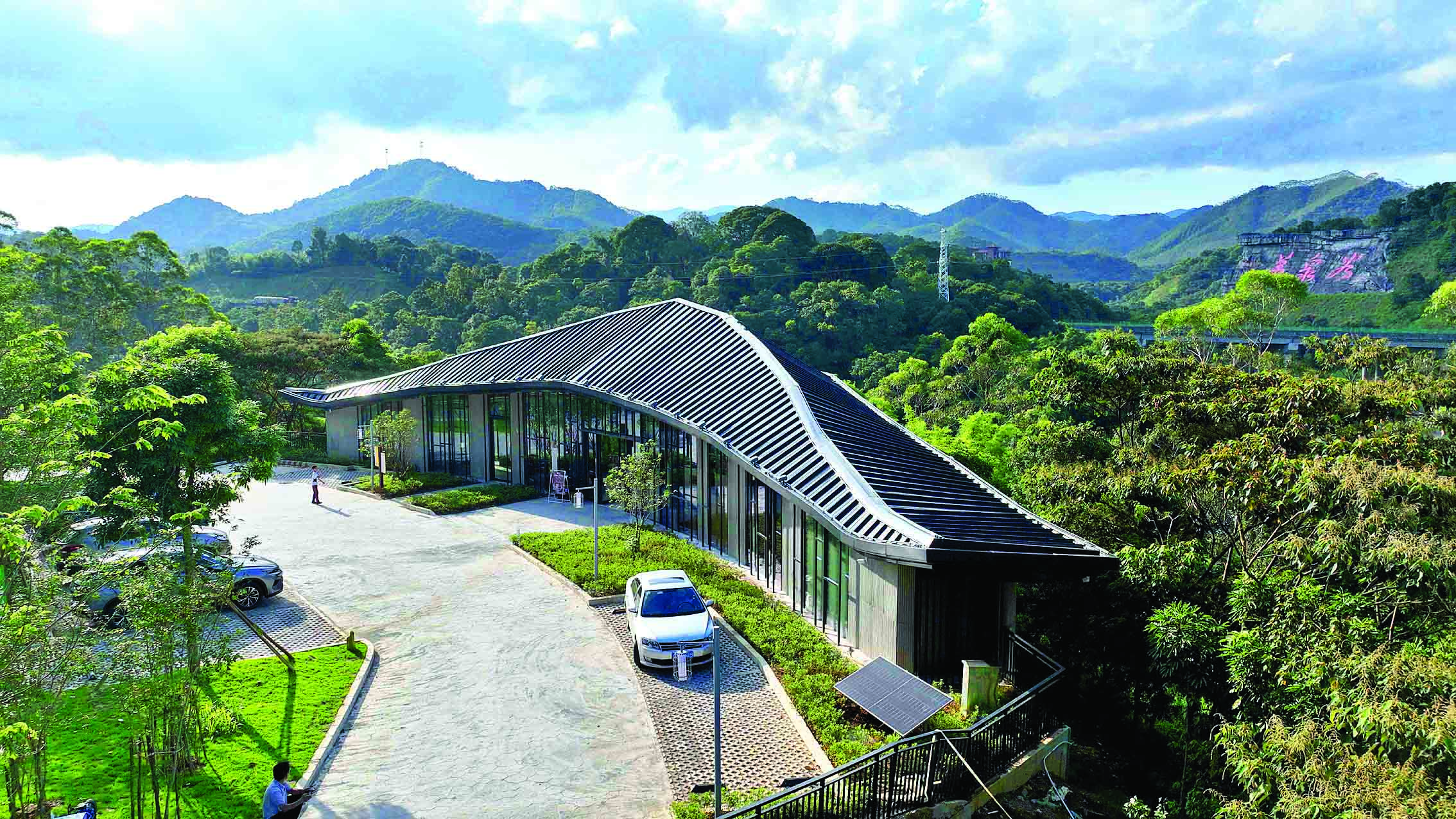     位于龙门县永汉镇的香溪谷驿站，依山势而建，弧线双坡屋顶与远山轮廓相融。