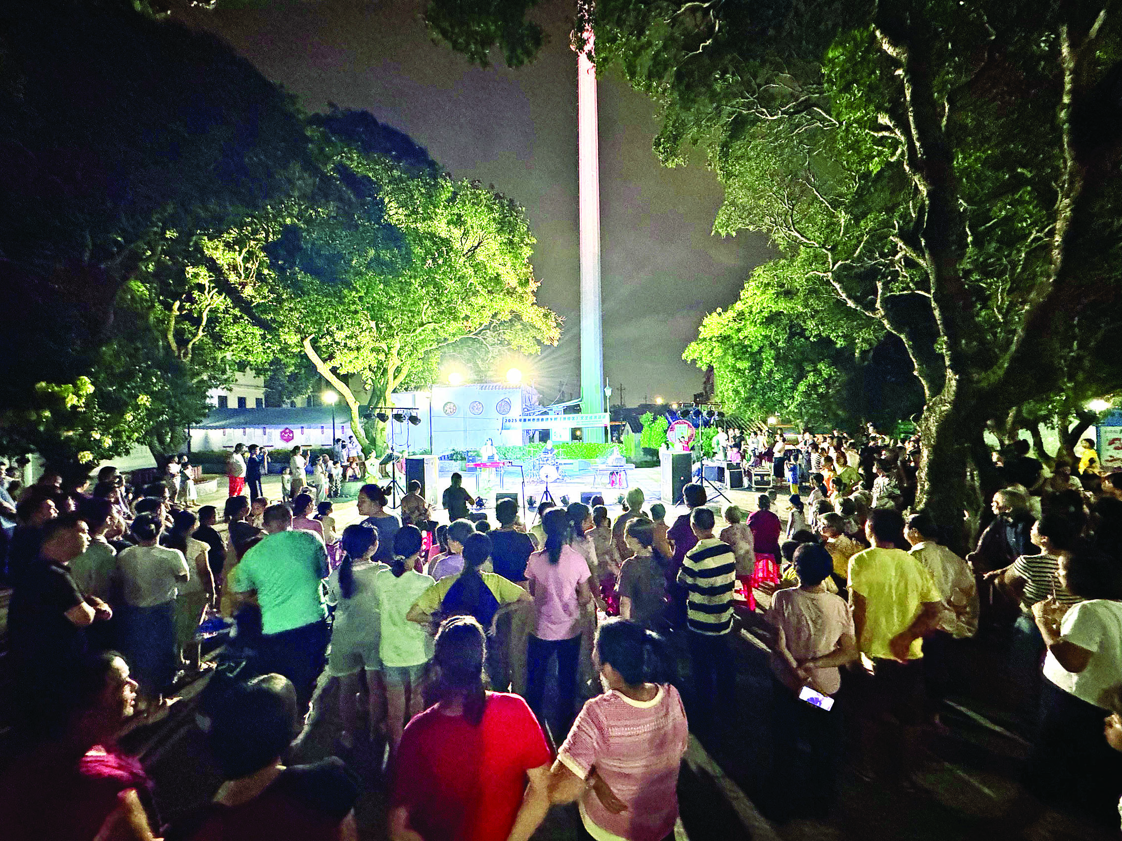     巡演吸引了众多村民前来捧场。本组图片 惠州日报记者钟玮 通讯员王敏 黄艳婷 摄