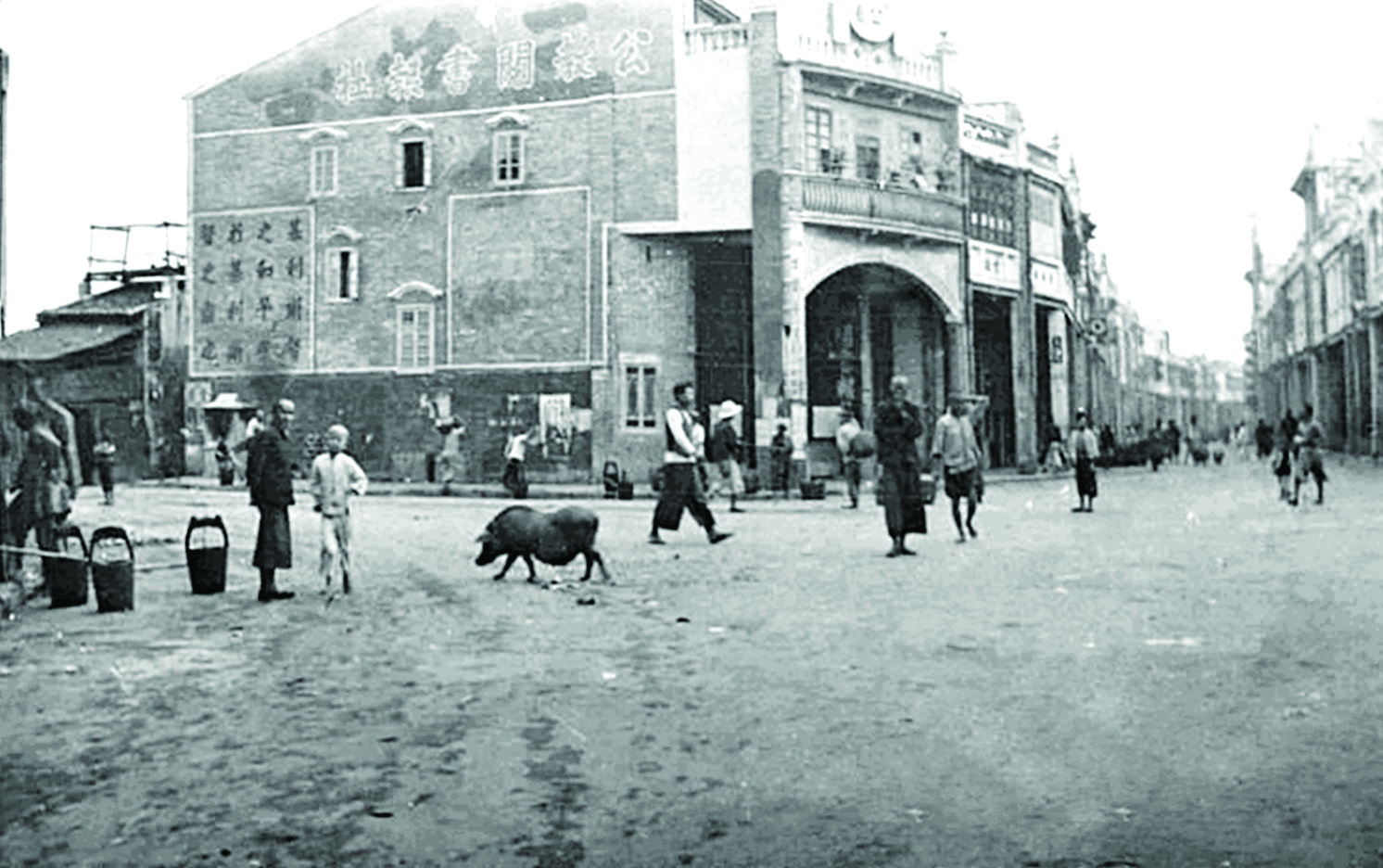     1929年水东街包公巷路段老照片（翻拍）。