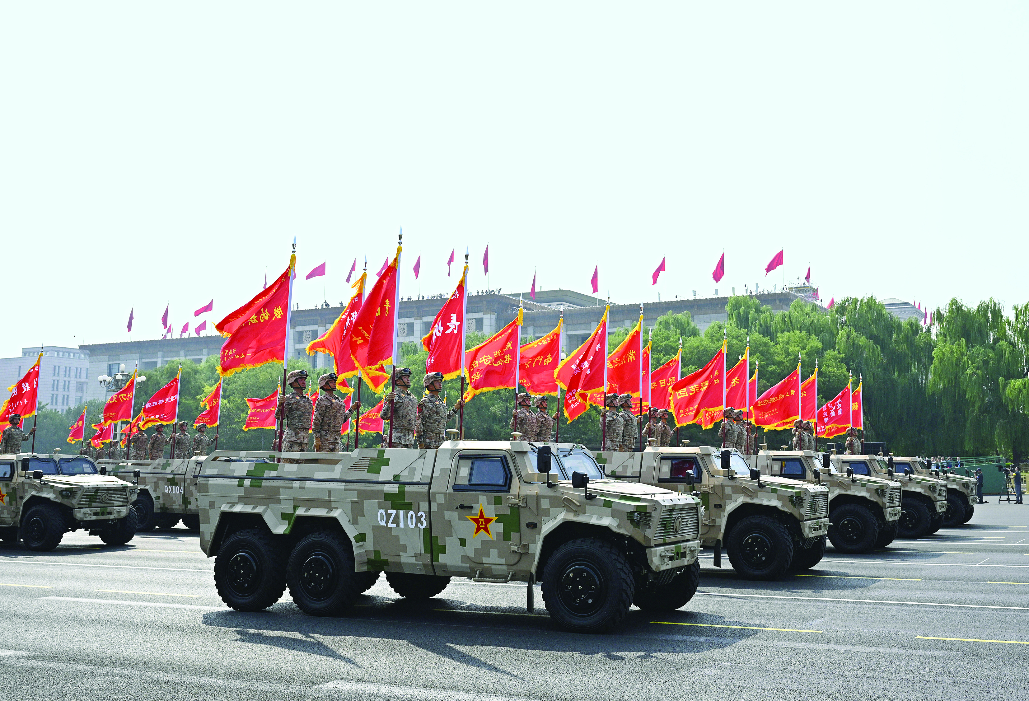     战旗方队接受检阅。