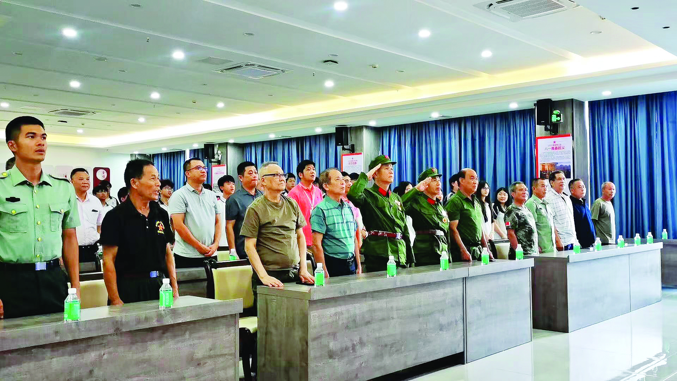     我市部分老兵收听收看阅兵仪式。