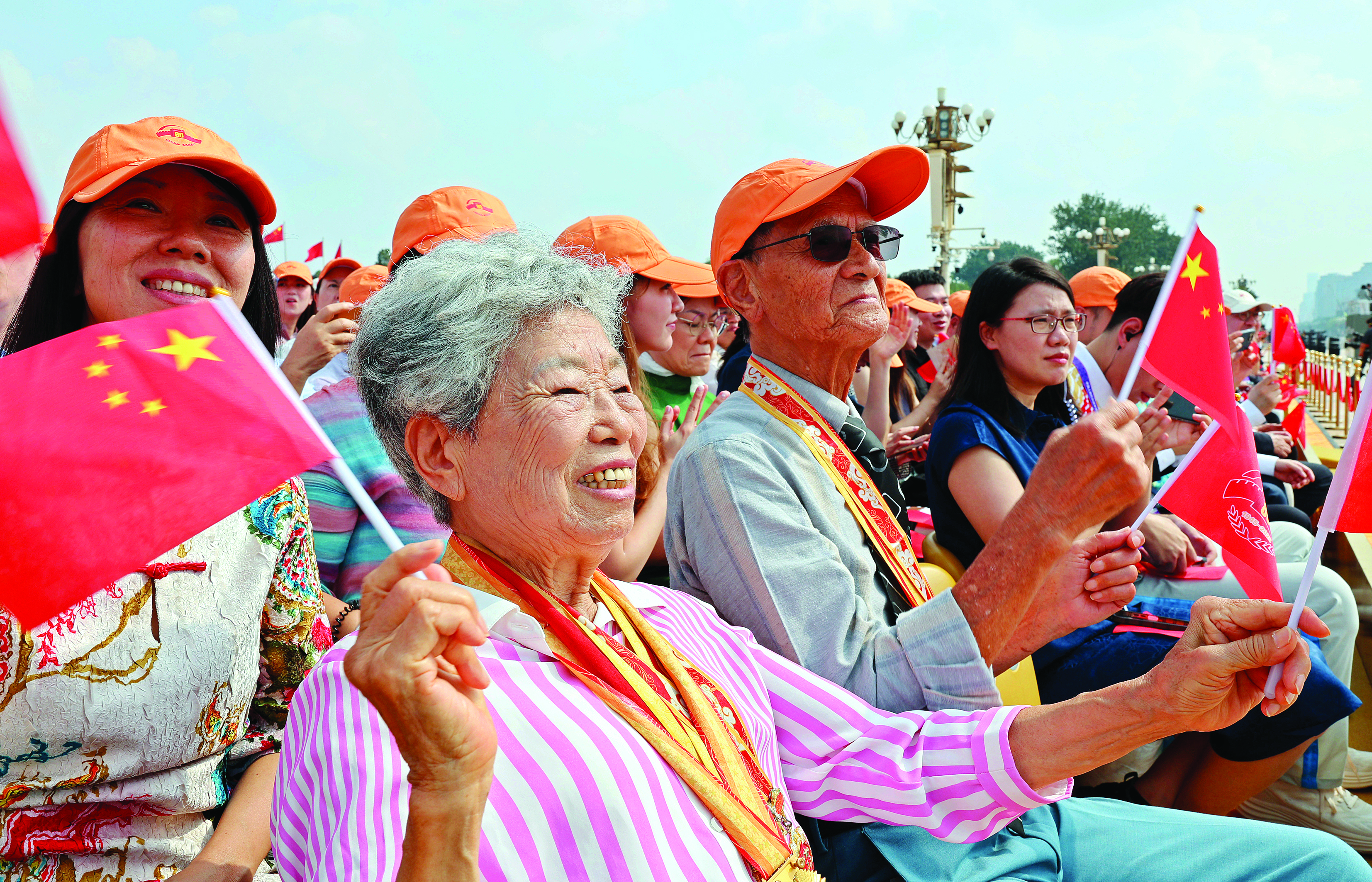     来自香港的抗战老兵林珍（前）。
