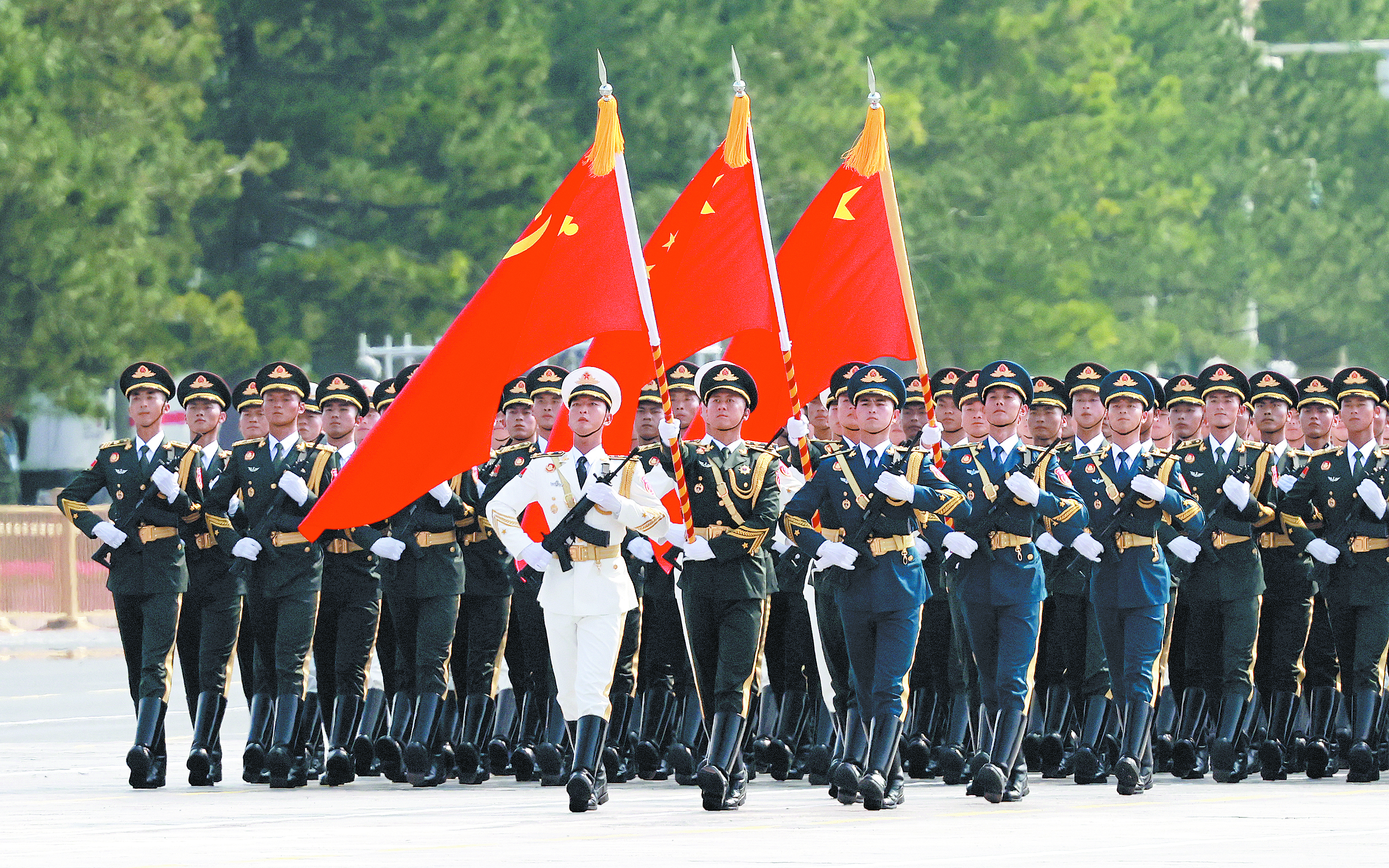     仪仗方队接受检阅。本版图片 新华社发
