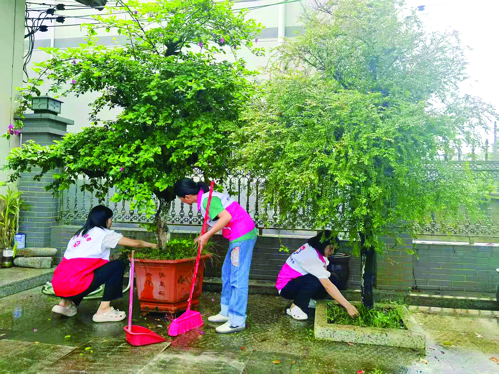     工作人员入户一起共建美丽庭院。博罗县妇联供图