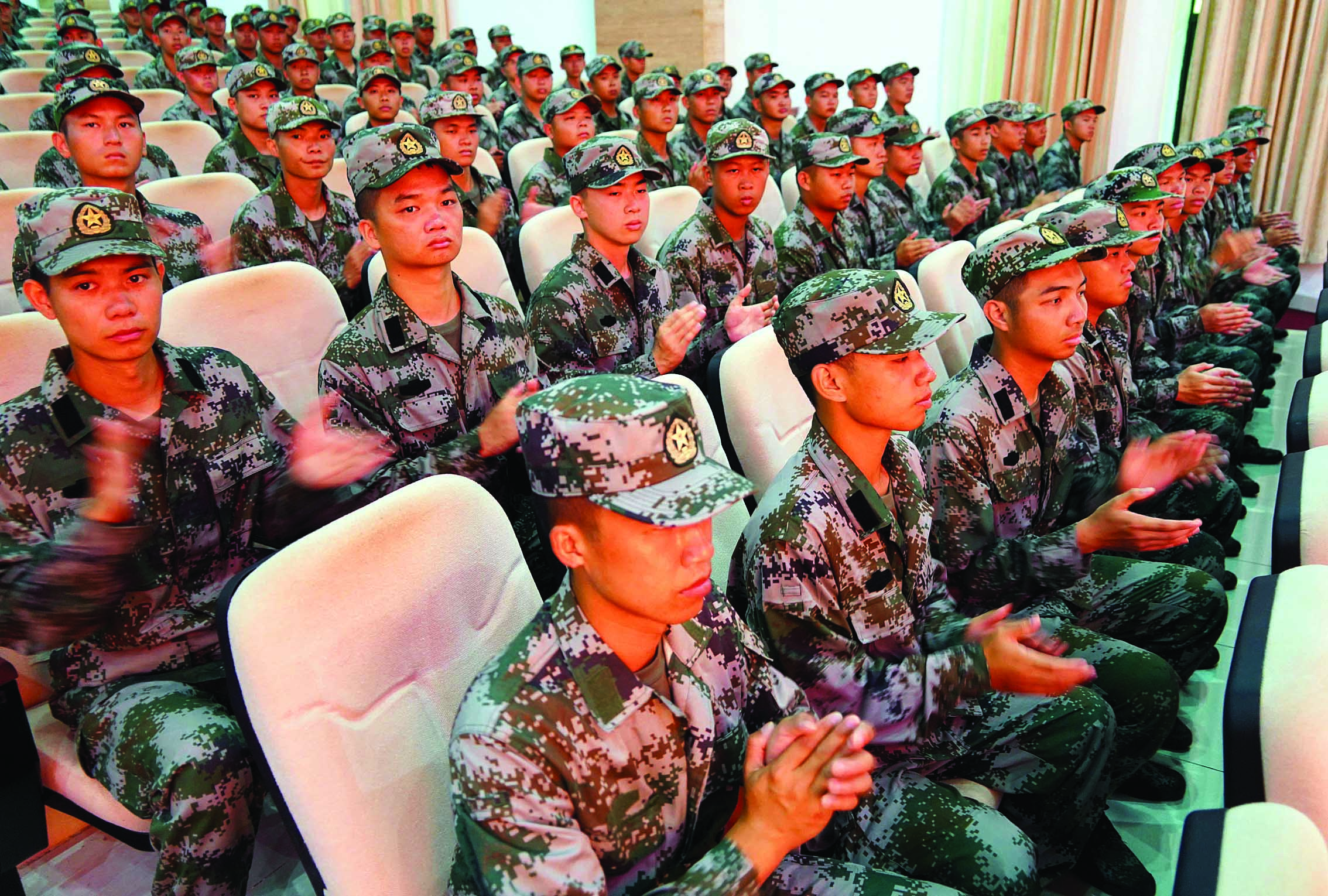     惠州市预定新兵收听收看阅兵仪式。惠州日报记者李松权 摄