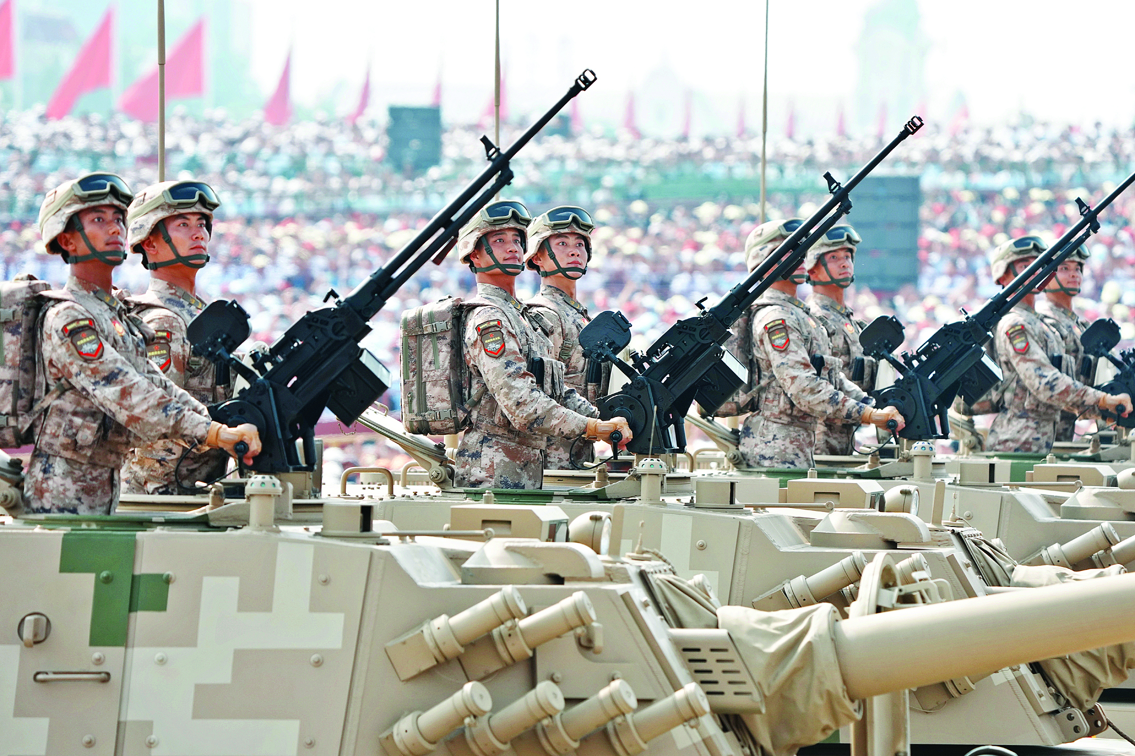     两栖突击方队接受检阅。