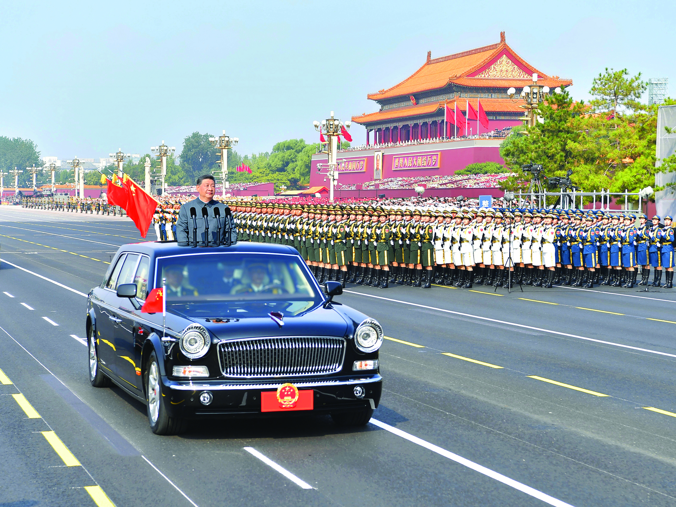     9月3日，纪念中国人民抗日战争暨世界反法西斯战争胜利80周年大会在北京天安门广场隆重举行。这是中共中央总书记、国家主席、中央军委主席习近平检阅受阅部队。新华社发