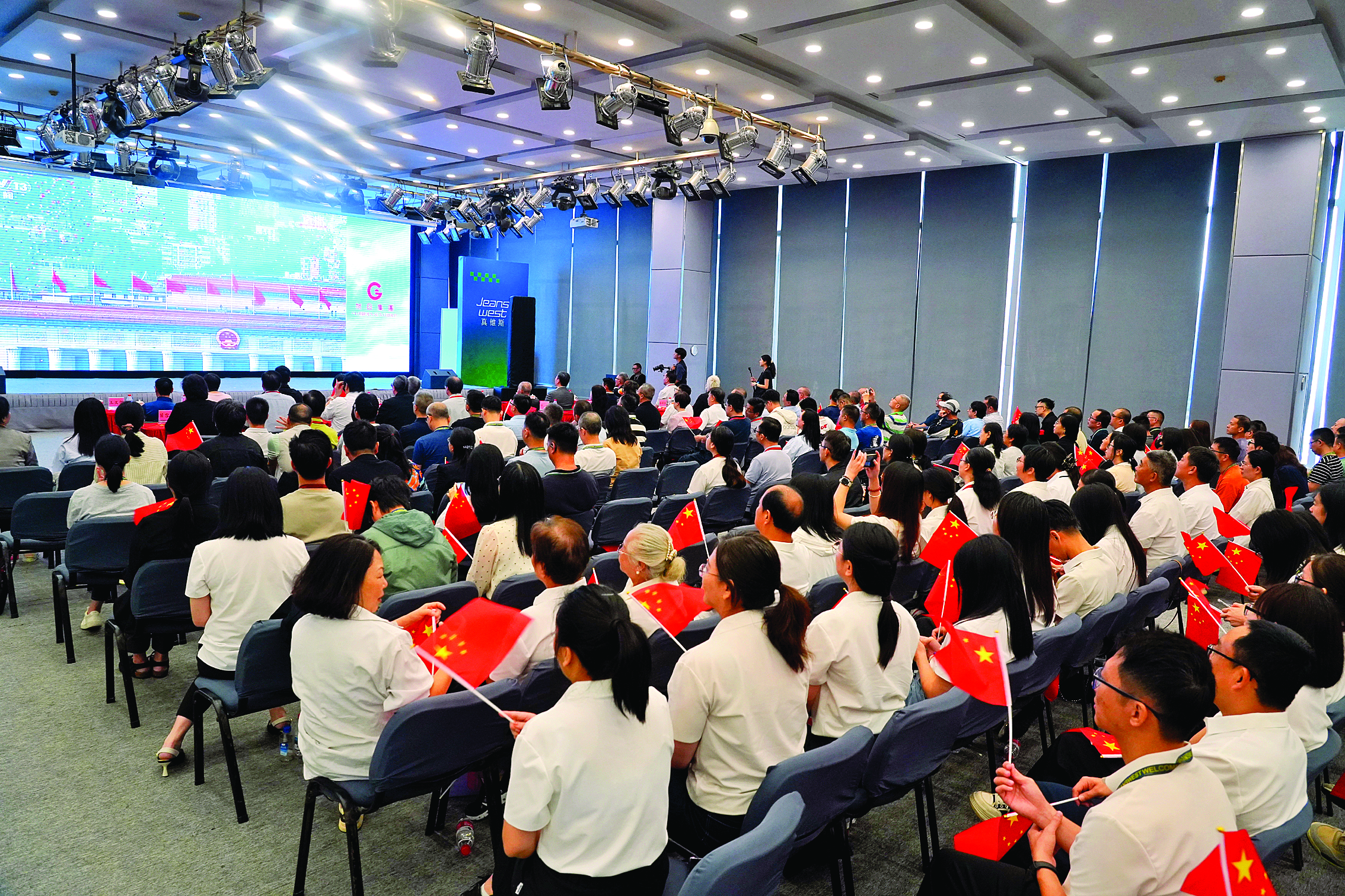     我市部分单位组织收听收看阅兵仪式。