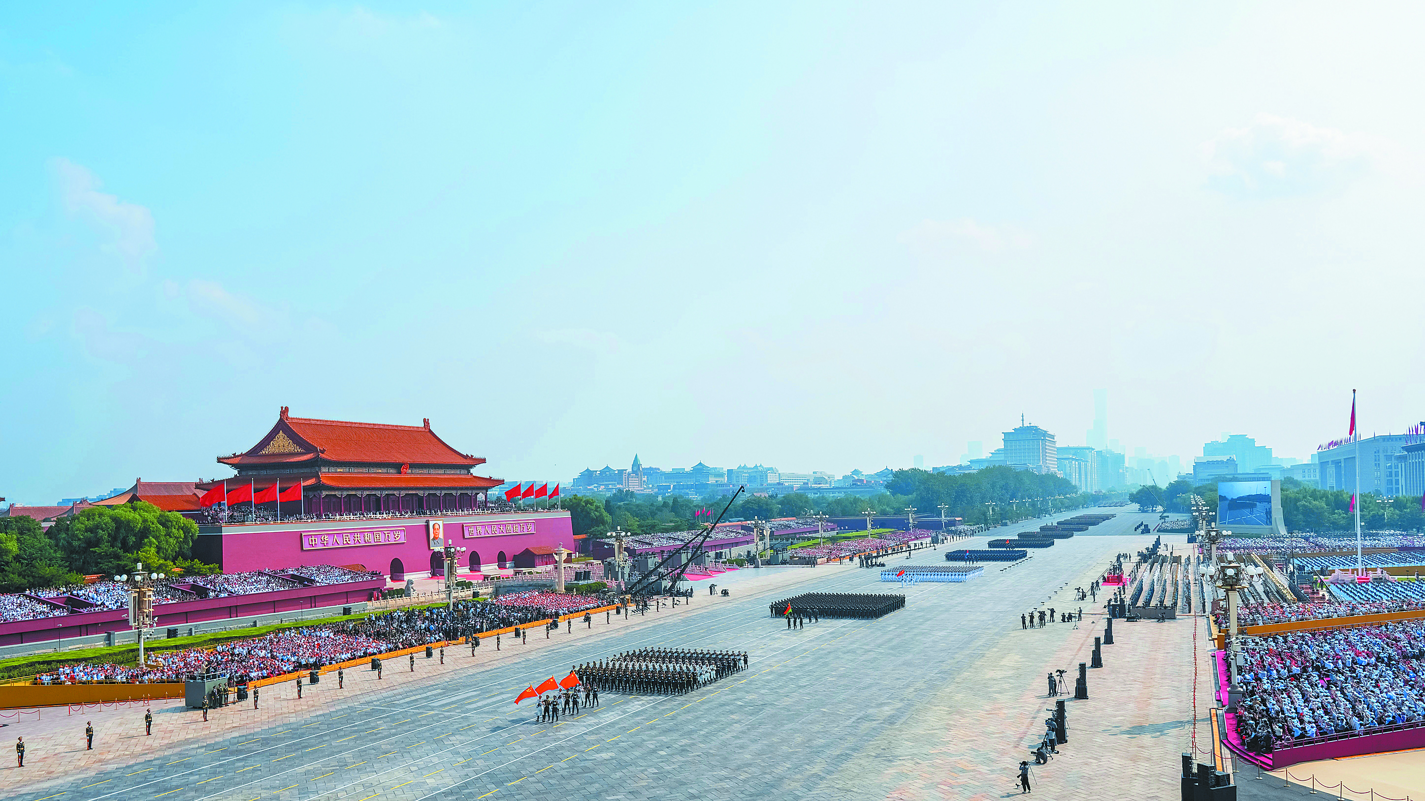     9月3日，纪念中国人民抗日战争暨世界反法西斯战争胜利80周年大会在北京隆重举行。这是徒步方队接受检阅。