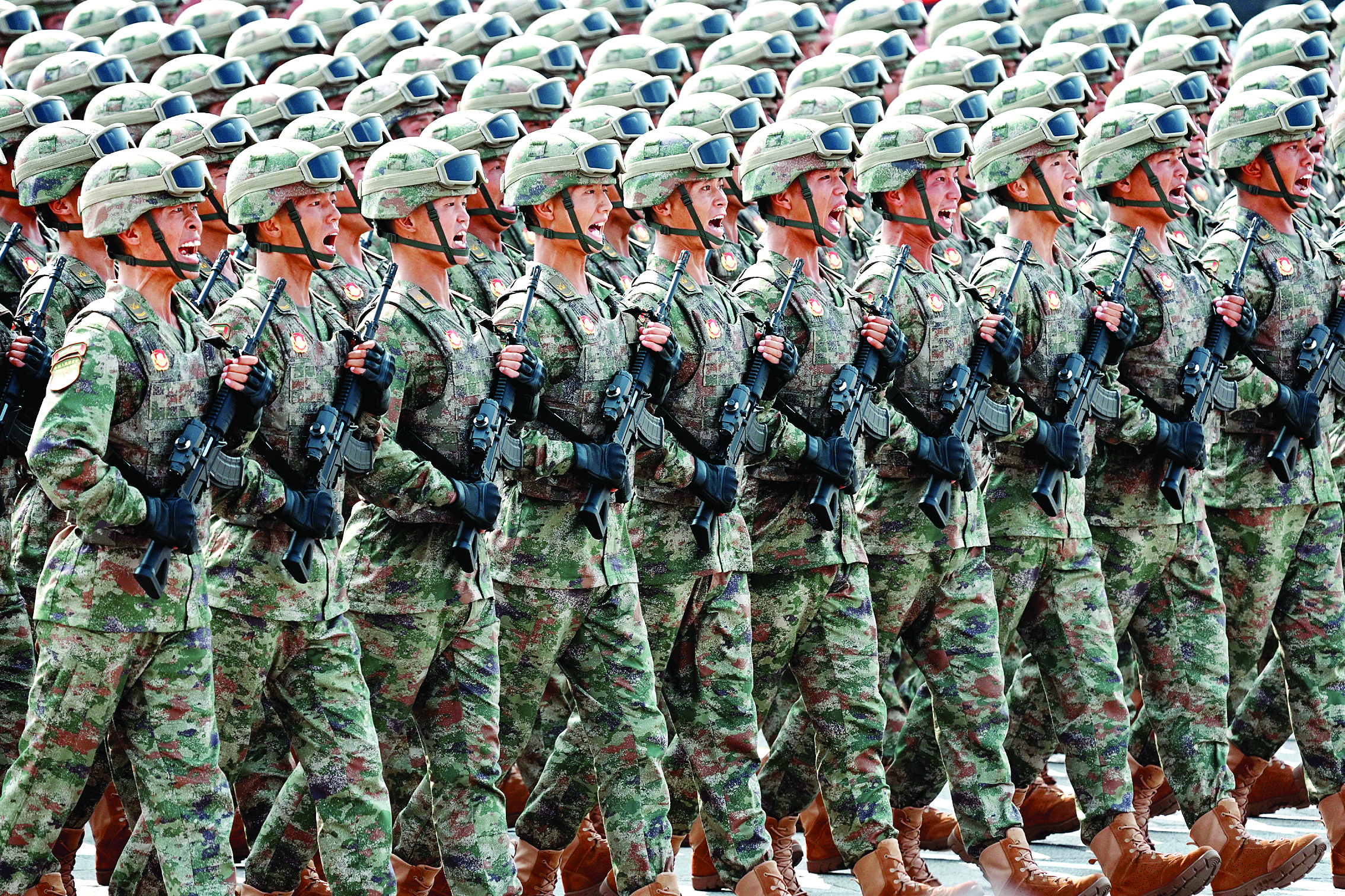     军事航天部队方队接受检阅。