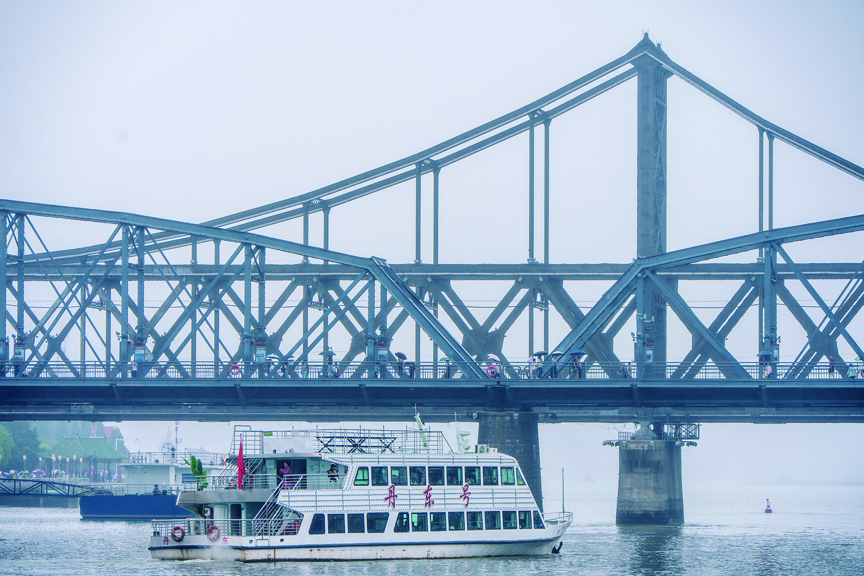     乘坐轮渡游览鸭绿江断桥。