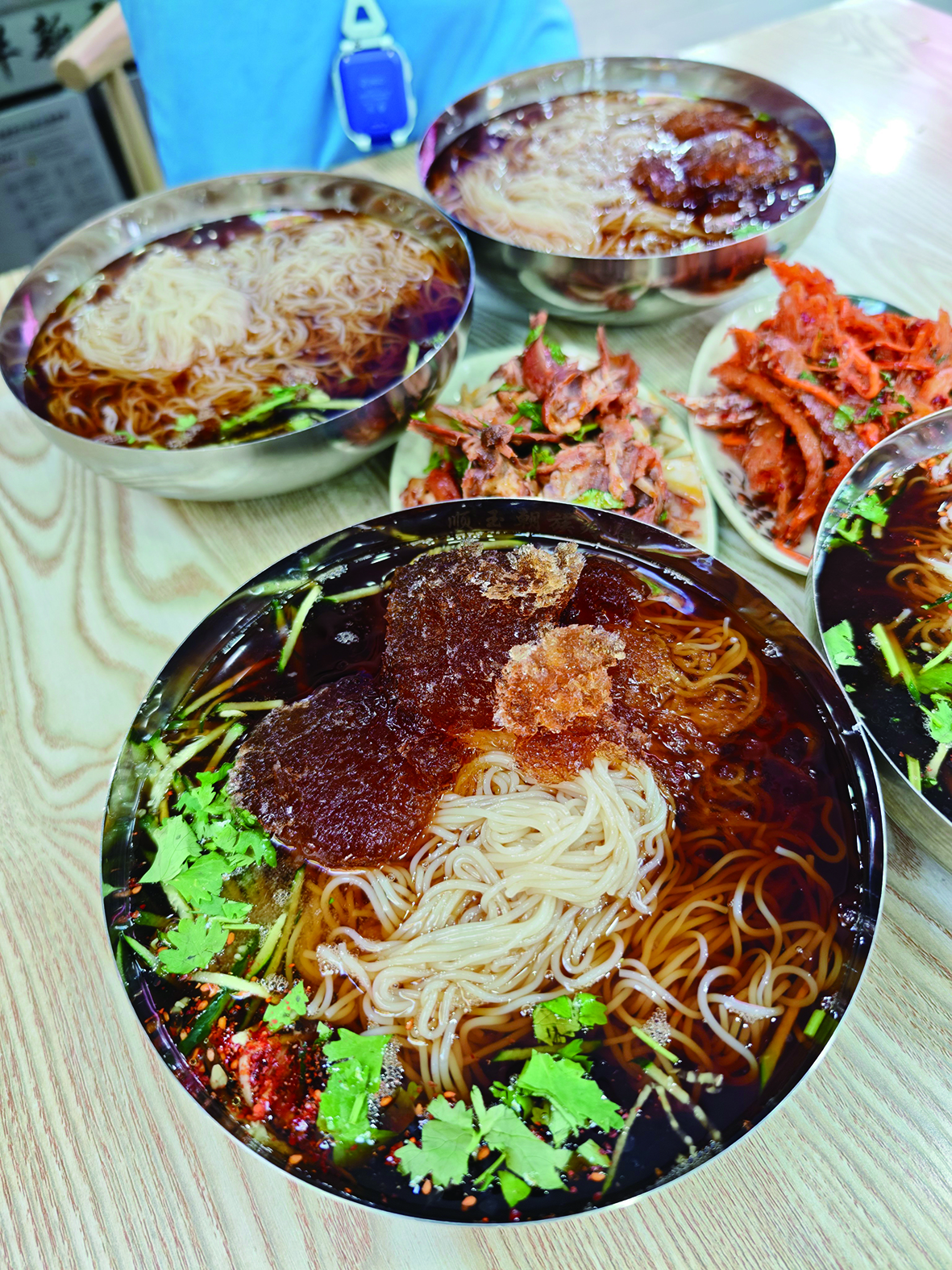     品尝朝鲜族冷面。