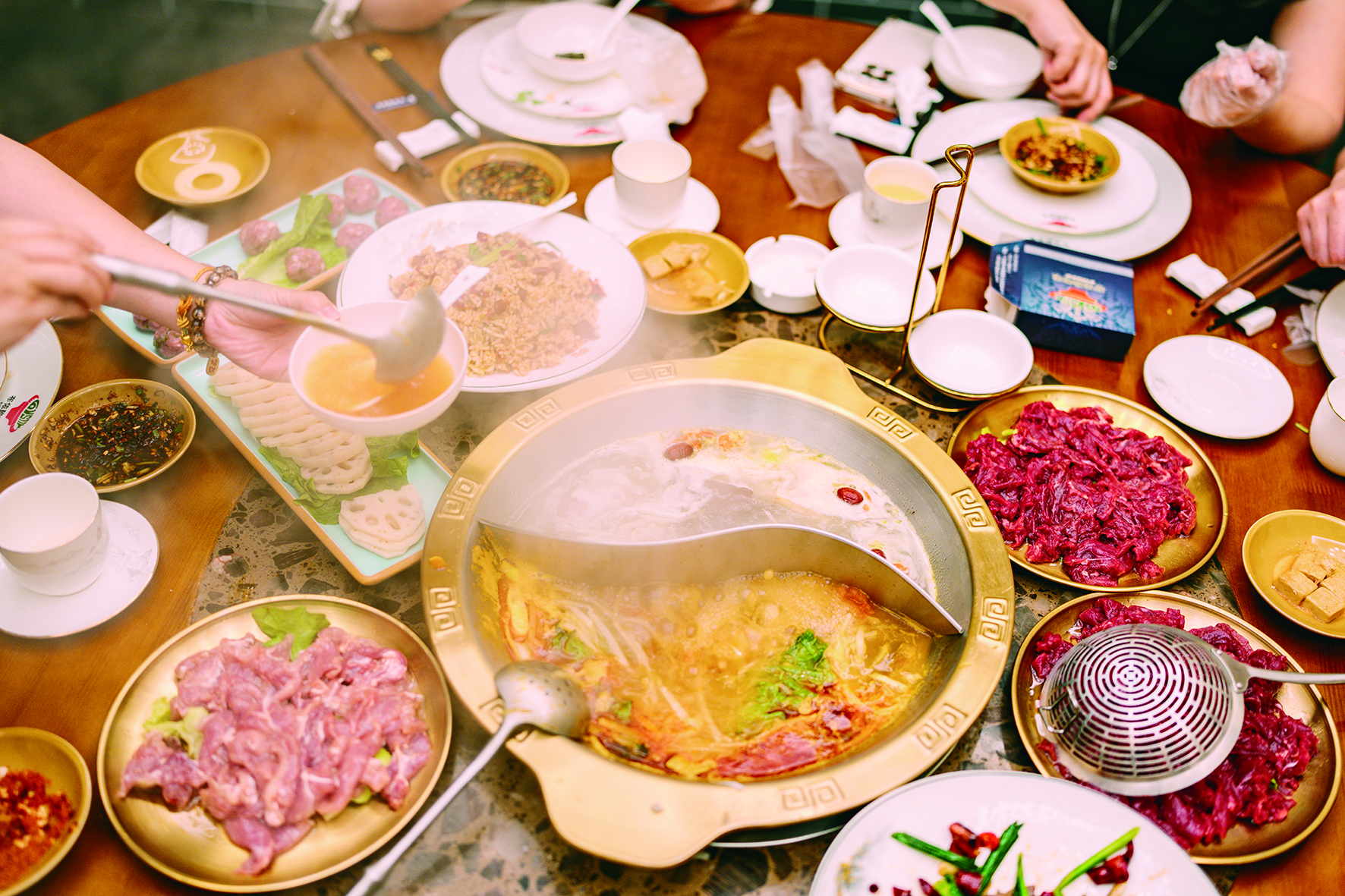     品尝贵州特色美食。