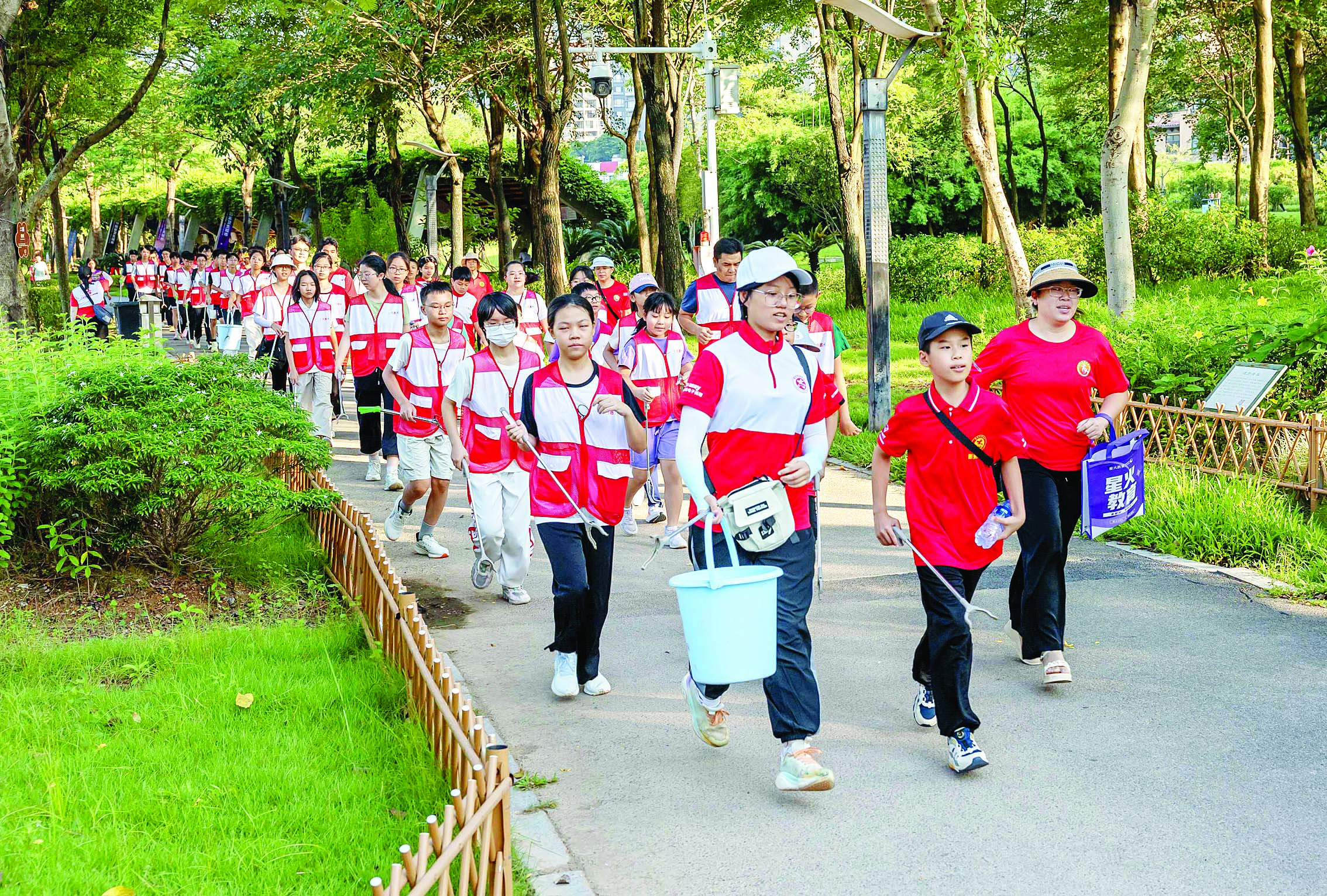     捡跑成为惠州文明建设中动人的风景线。惠州日报记者龚妍 通讯员莫斌斌 摄