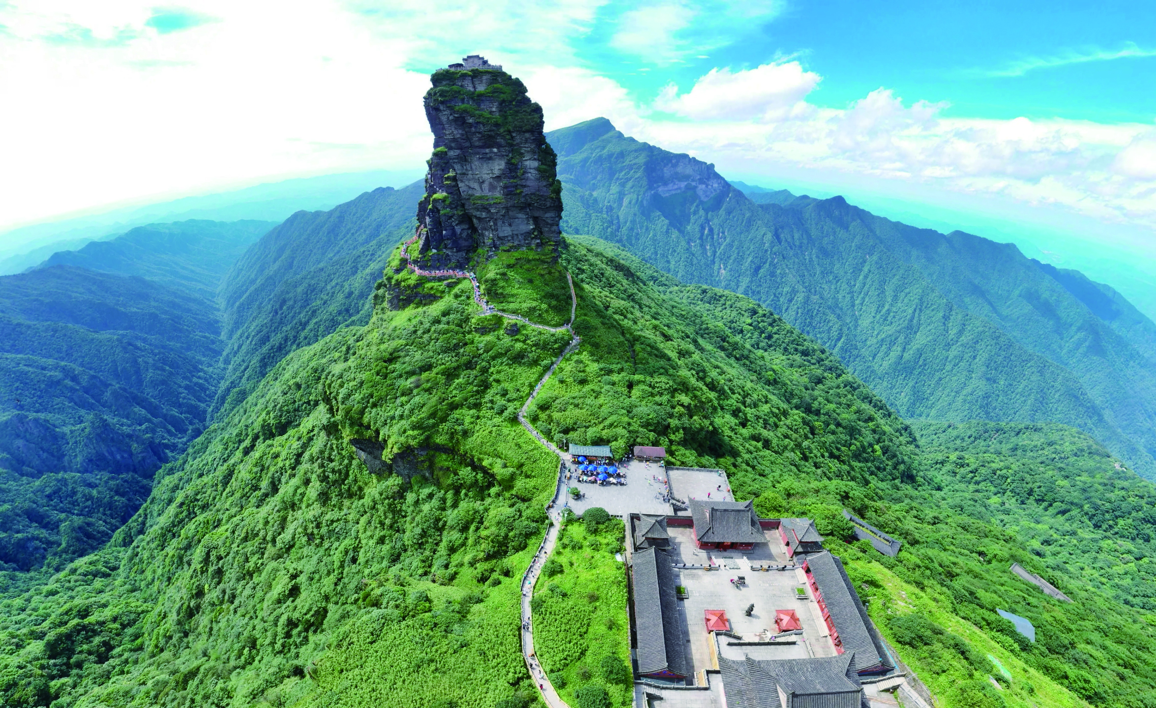     梵净山孤峰拔地而起。