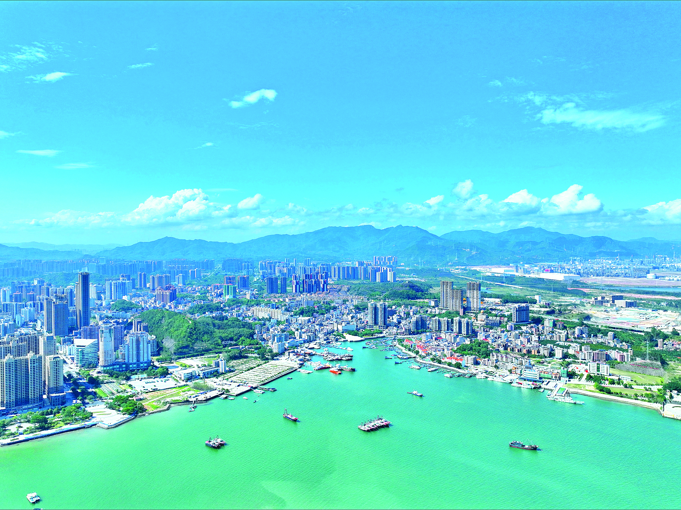     澳头海岸线风光秀丽。