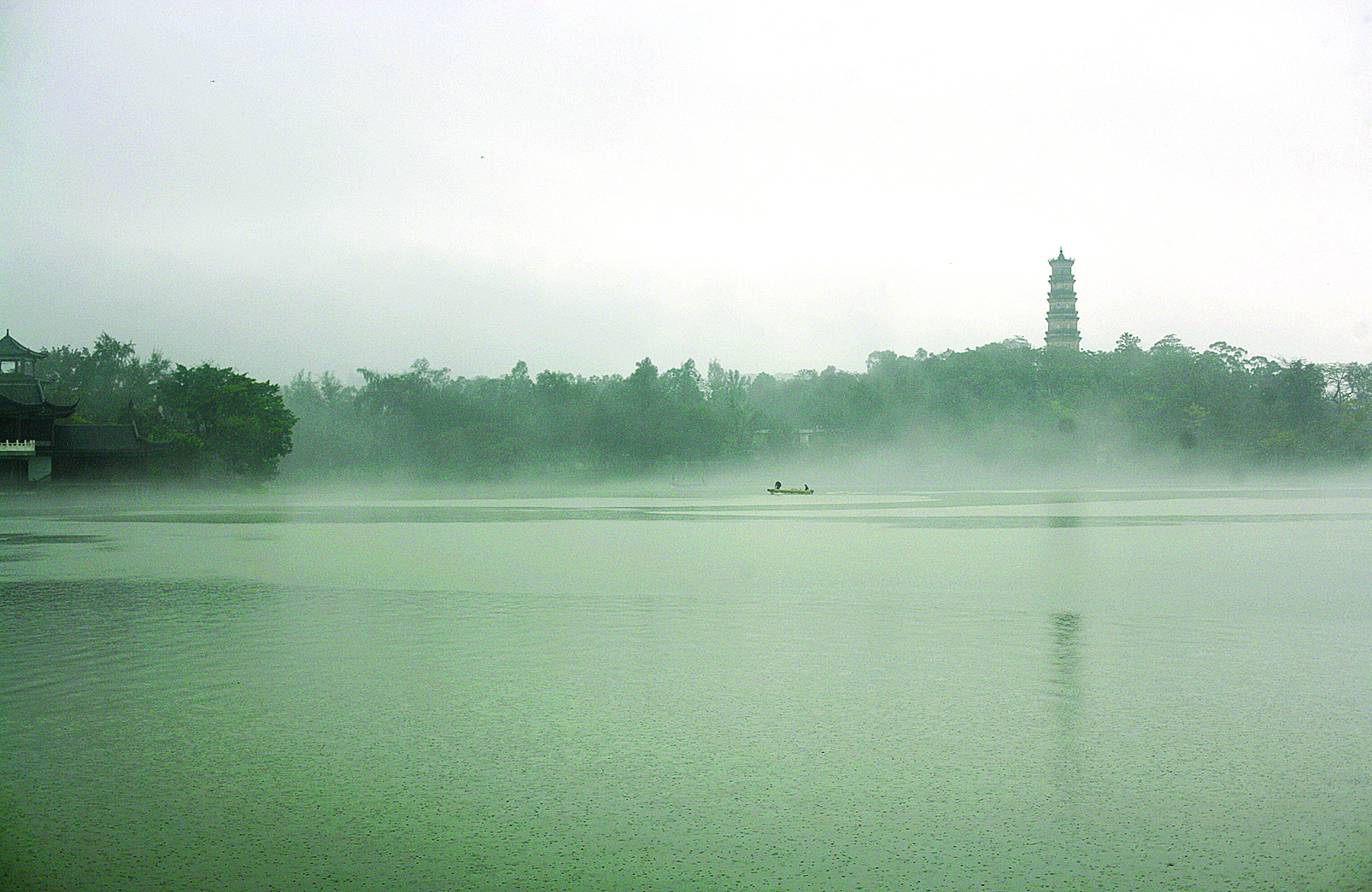     烟雨西湖。 惠州东江图片社供图