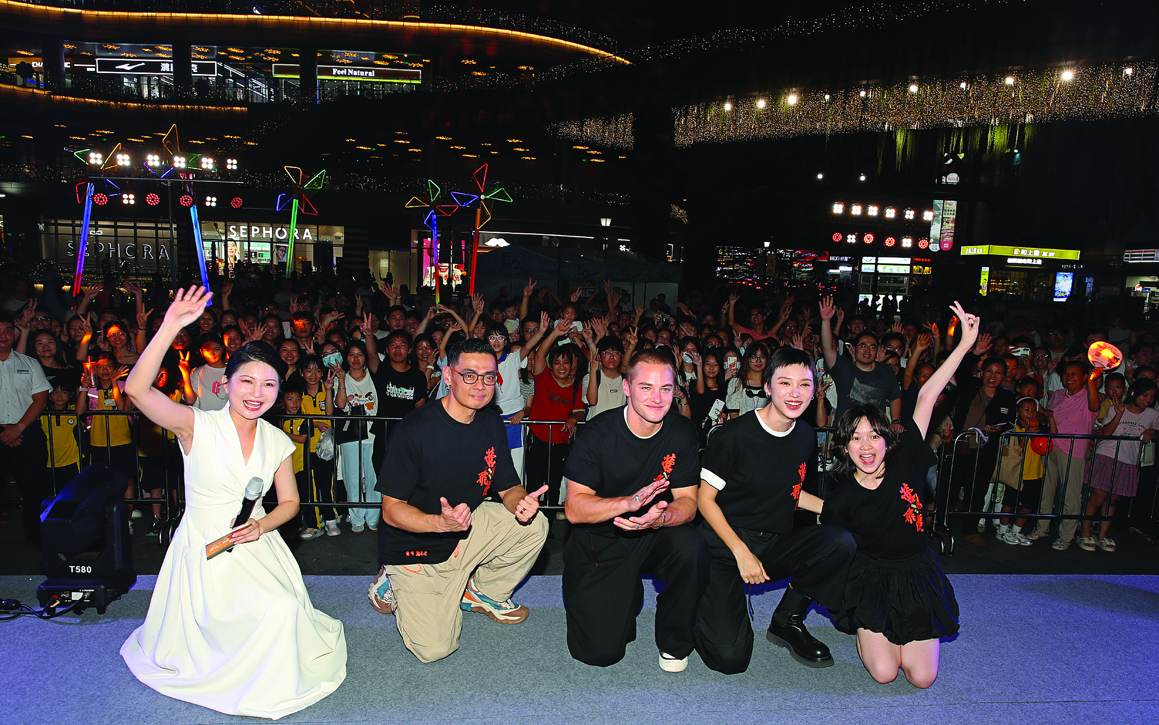     《营救飞虎》演员户外见面活动，与现场观众互动并合影留念。    惠州日报记者钟畅新 摄