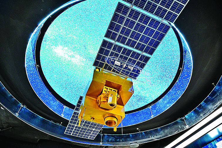     在位于合肥的中电信量子信息科技集团有限公司科技体验馆内的“墨子号”量子卫星模型。新华社发