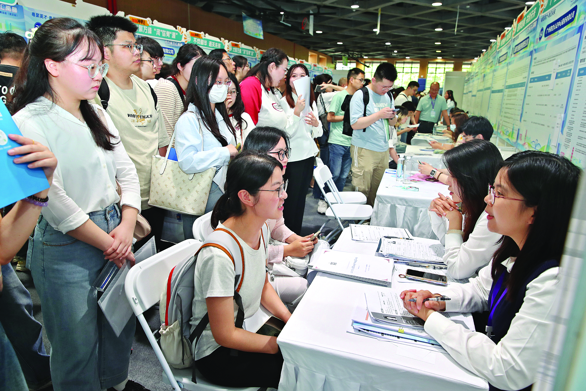     4月20日，“百万英才汇南粤”2025年N城联动春季招聘活动（武汉站）吸引众多求职者参加。惠州东江图片社供图