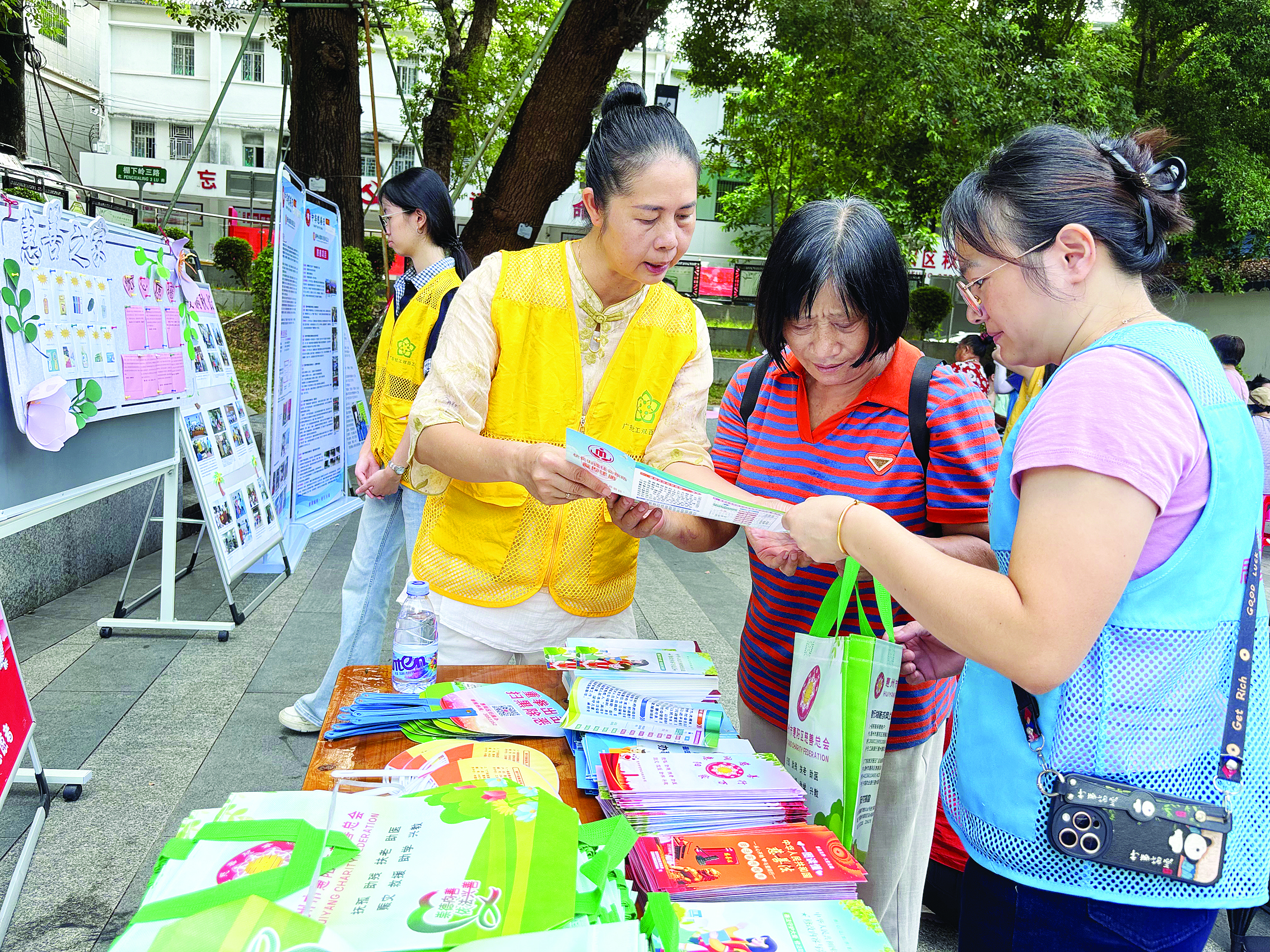     志愿者向群众宣讲慈善政策。    惠州日报记者许文昌 通讯员潘爱清 林锦芬 摄