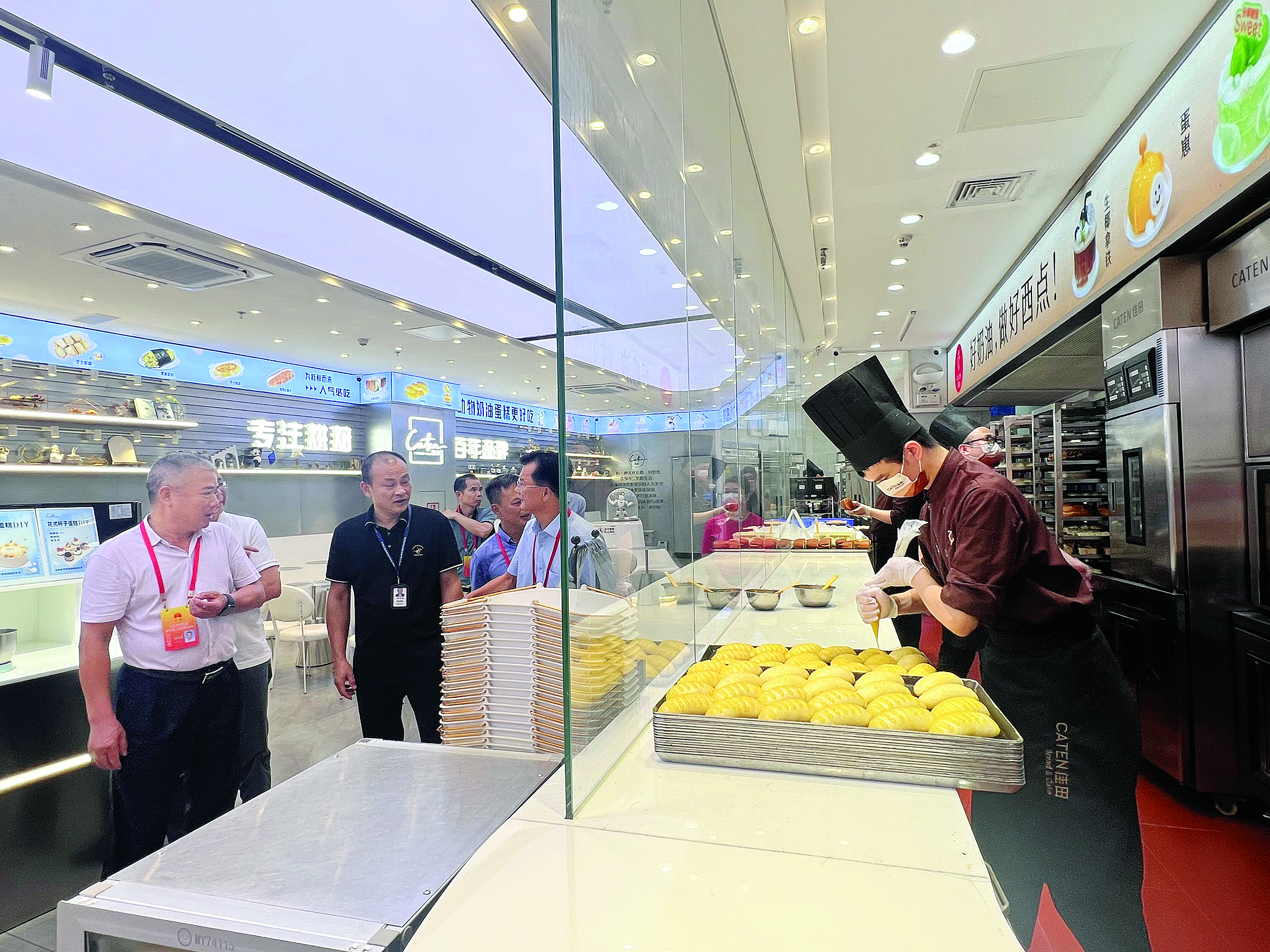     执法检查组在惠州市佳田食品有限公司南门中路分店检查。惠州日报记者黄尉宏 摄