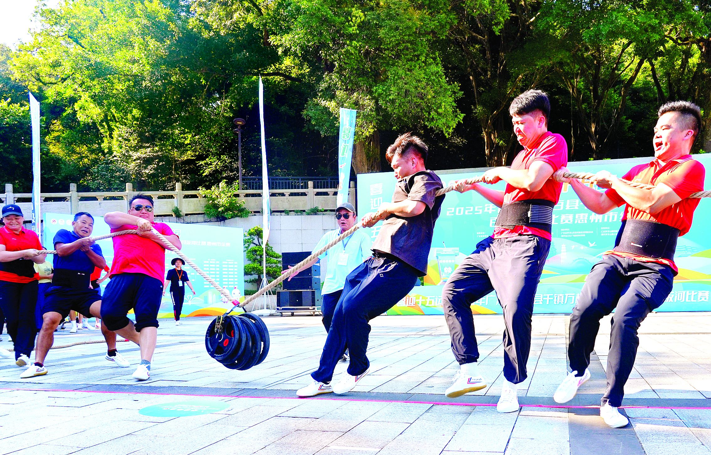     这是选手们在进行“绳”奇搬运。