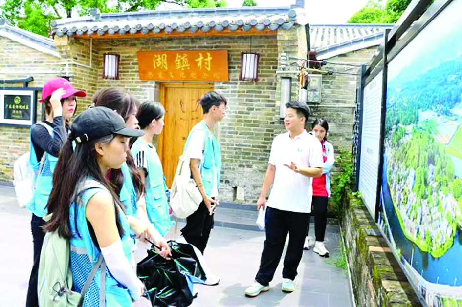     高校学生调研湖镇文化。