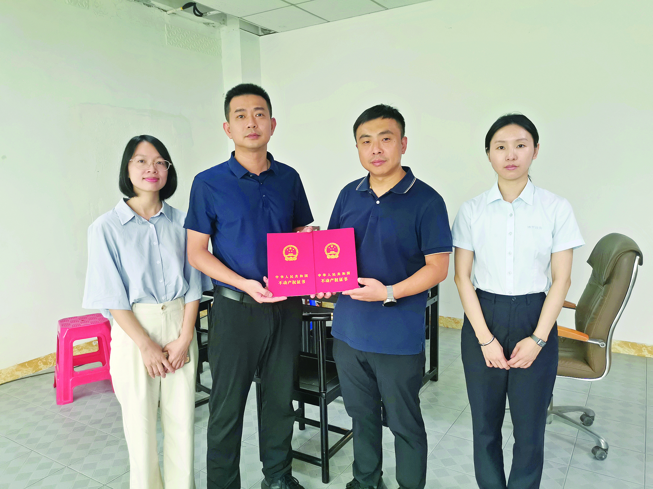     帮办代办专员主动上门，将不动产权证送达企业。    县政务服务和数据管理局供图