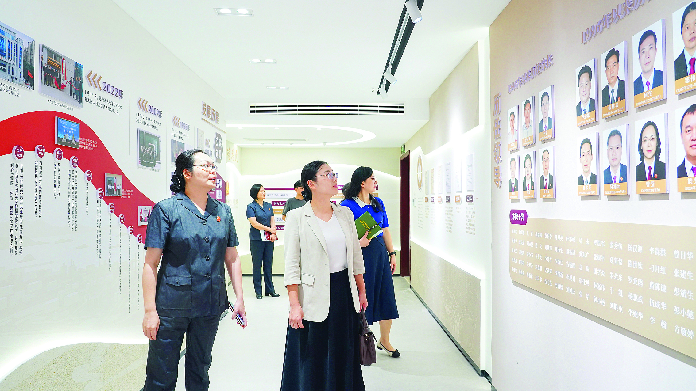     大亚湾区妇联有关负责人了解大亚湾区法院发展历程。    惠州日报记者曾静妍 通讯员章婷 摄