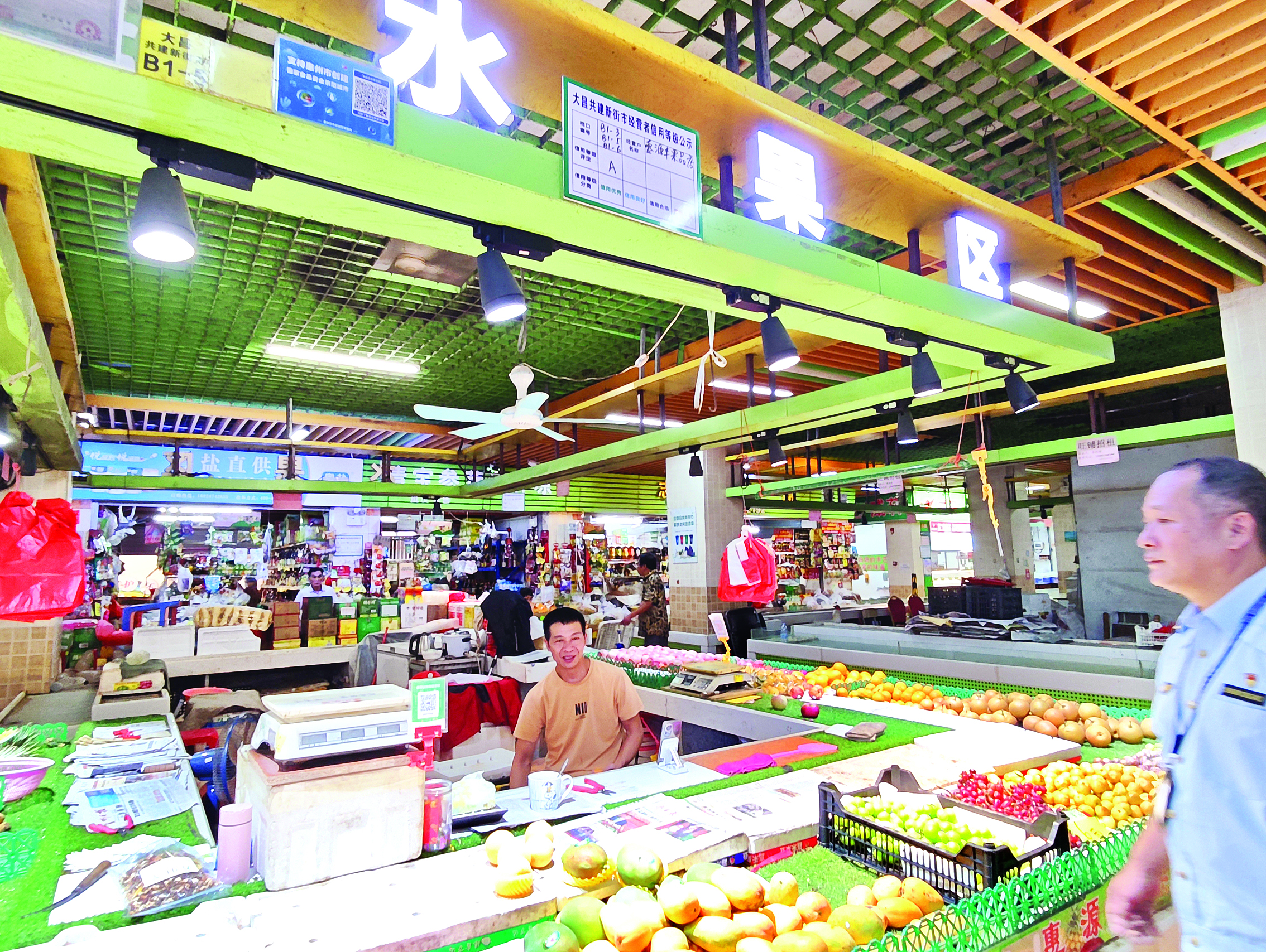     市场经营档口上方的“经营者信用等级公示”牌有助于进一步规范农贸市场的经营秩序。