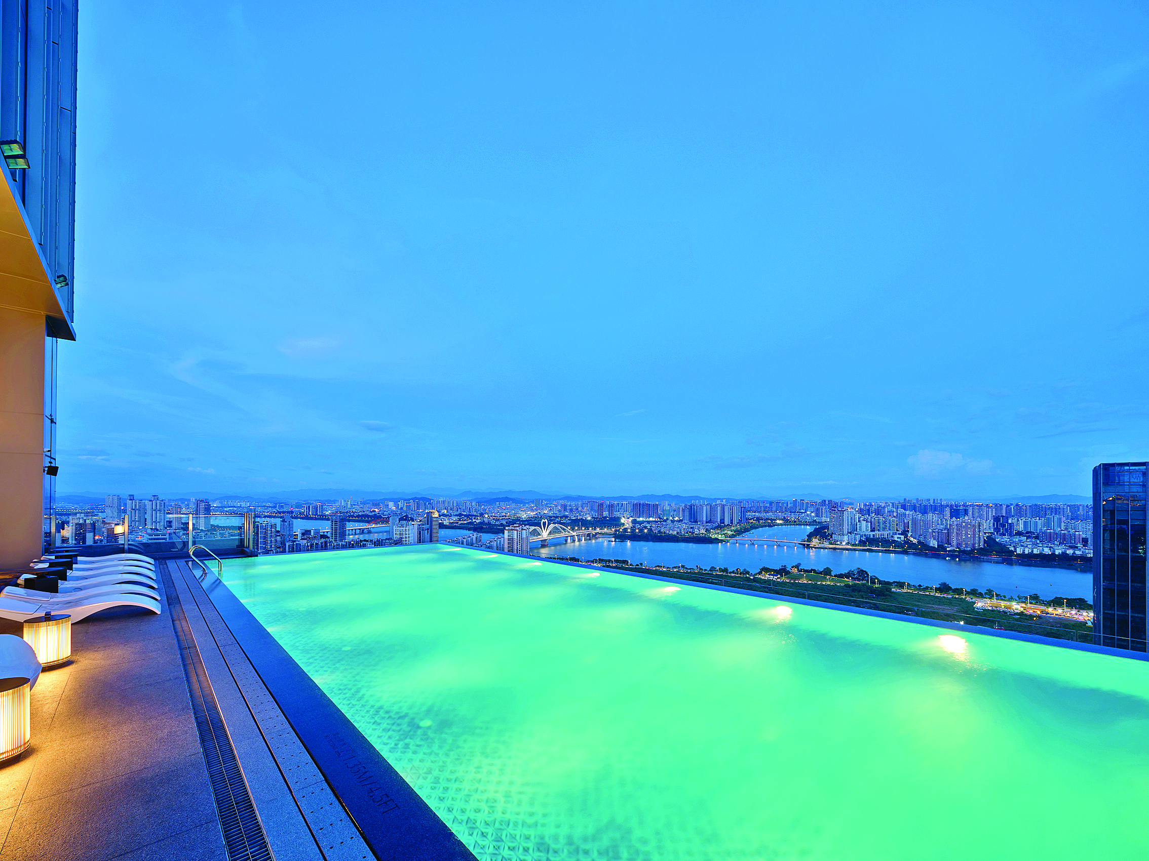     希尔顿酒店高空无边泳池。