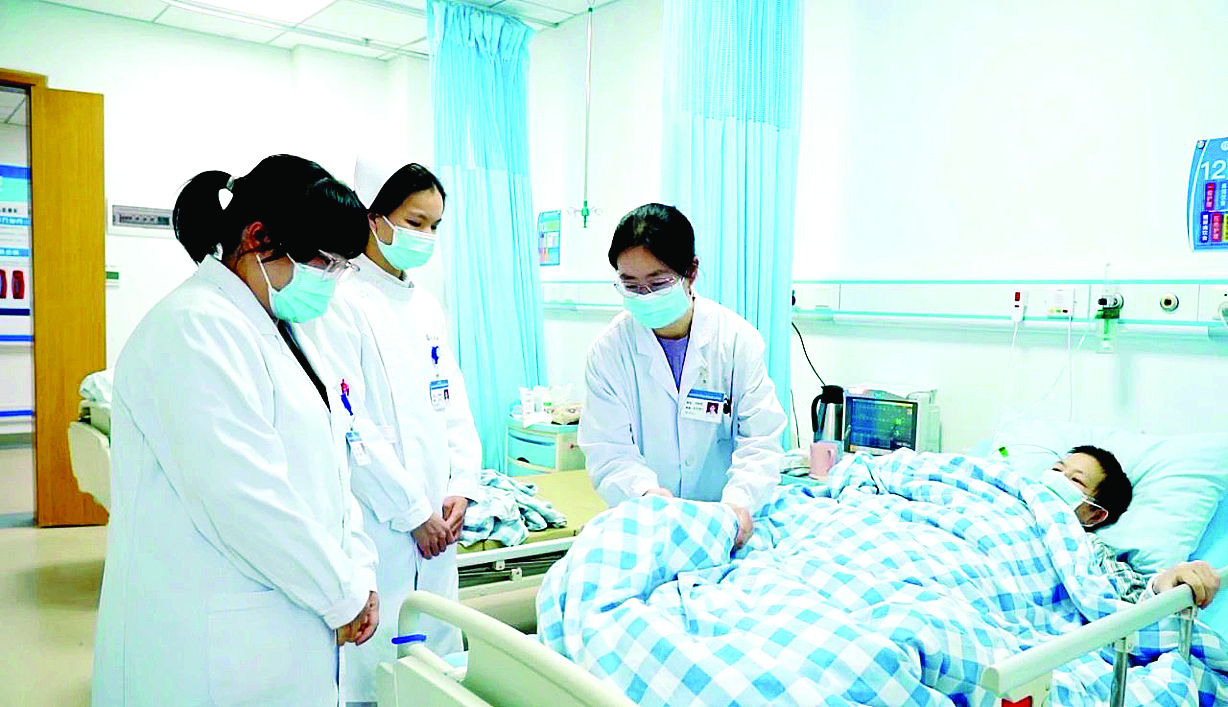     南方医科大学珠江医院龙门总医院医护人员在了解患者情况。惠州日报记者黄宇翔 通讯员龙融心 摄